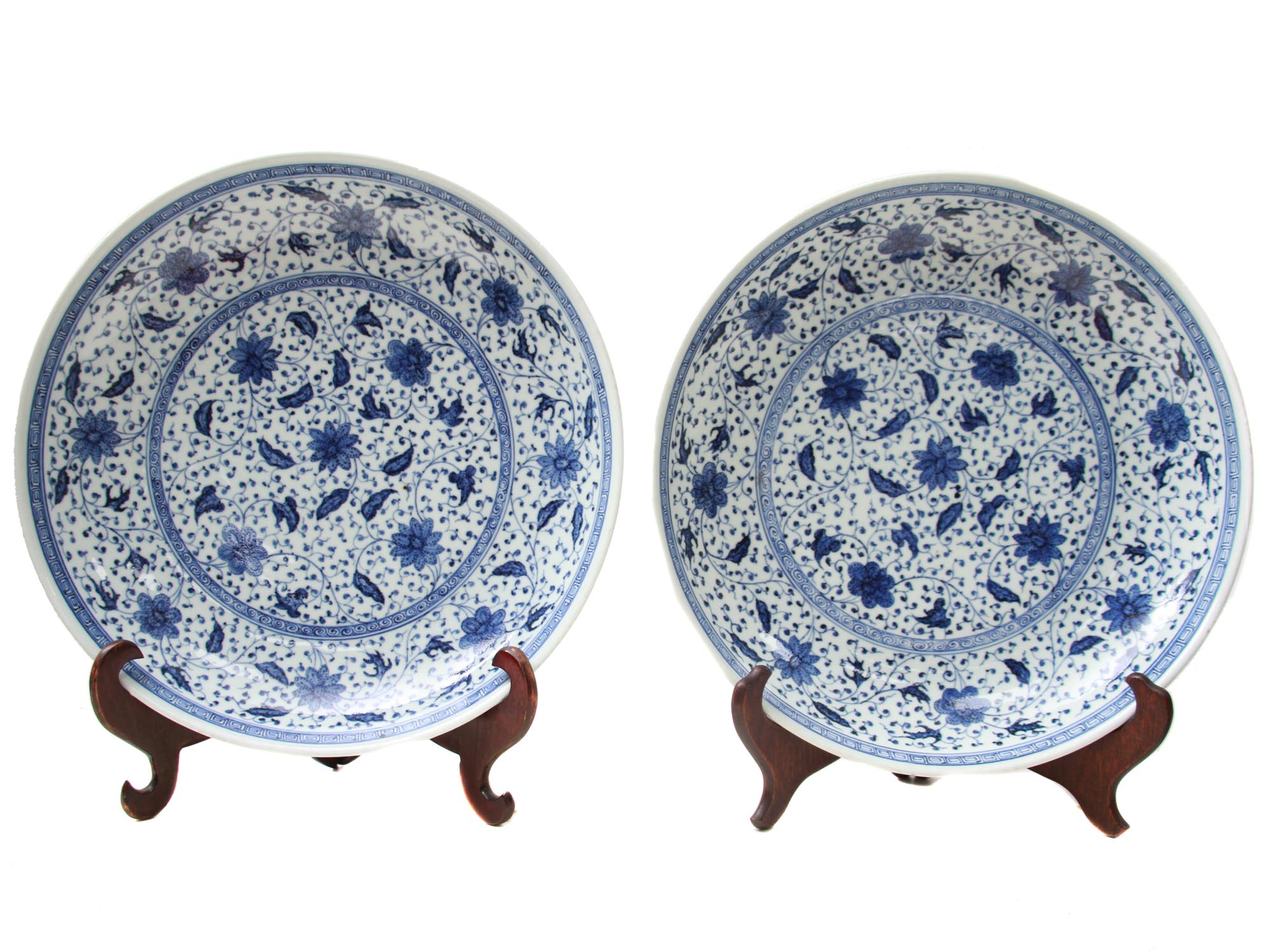 A PAIR OF VINTAGE LARGE CHINESE PLATES W. STANDS PIC-0
