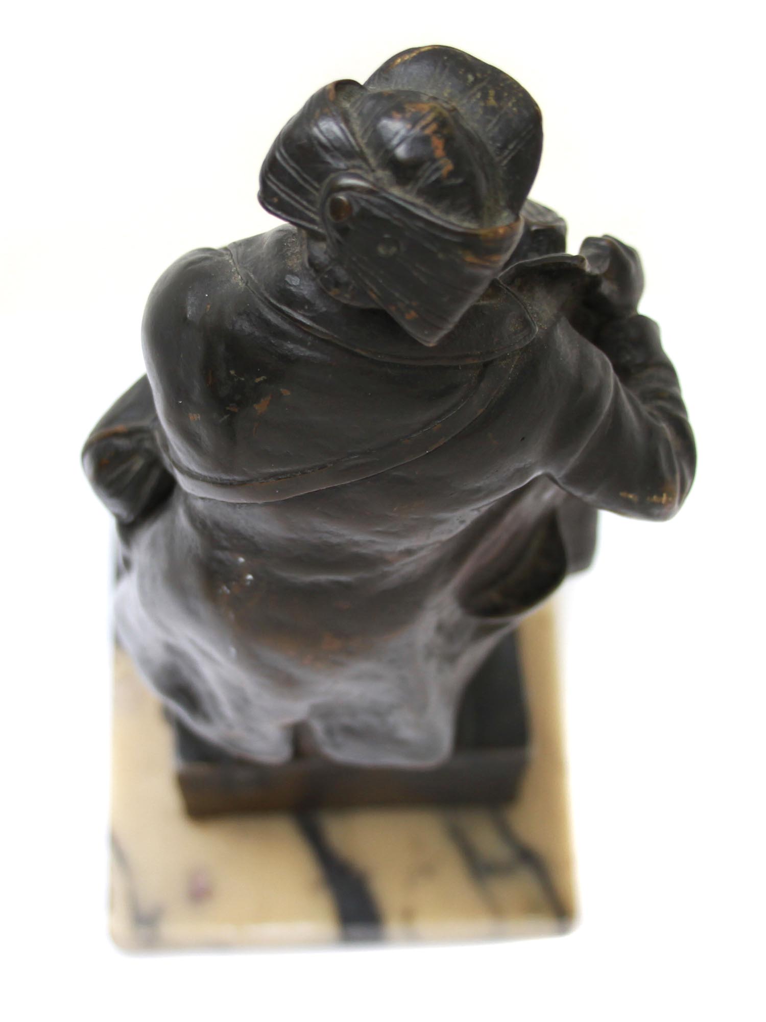 AN ANTIQUE BRONZE FIGURINE OF A MAN ON THE CHEST PIC-6