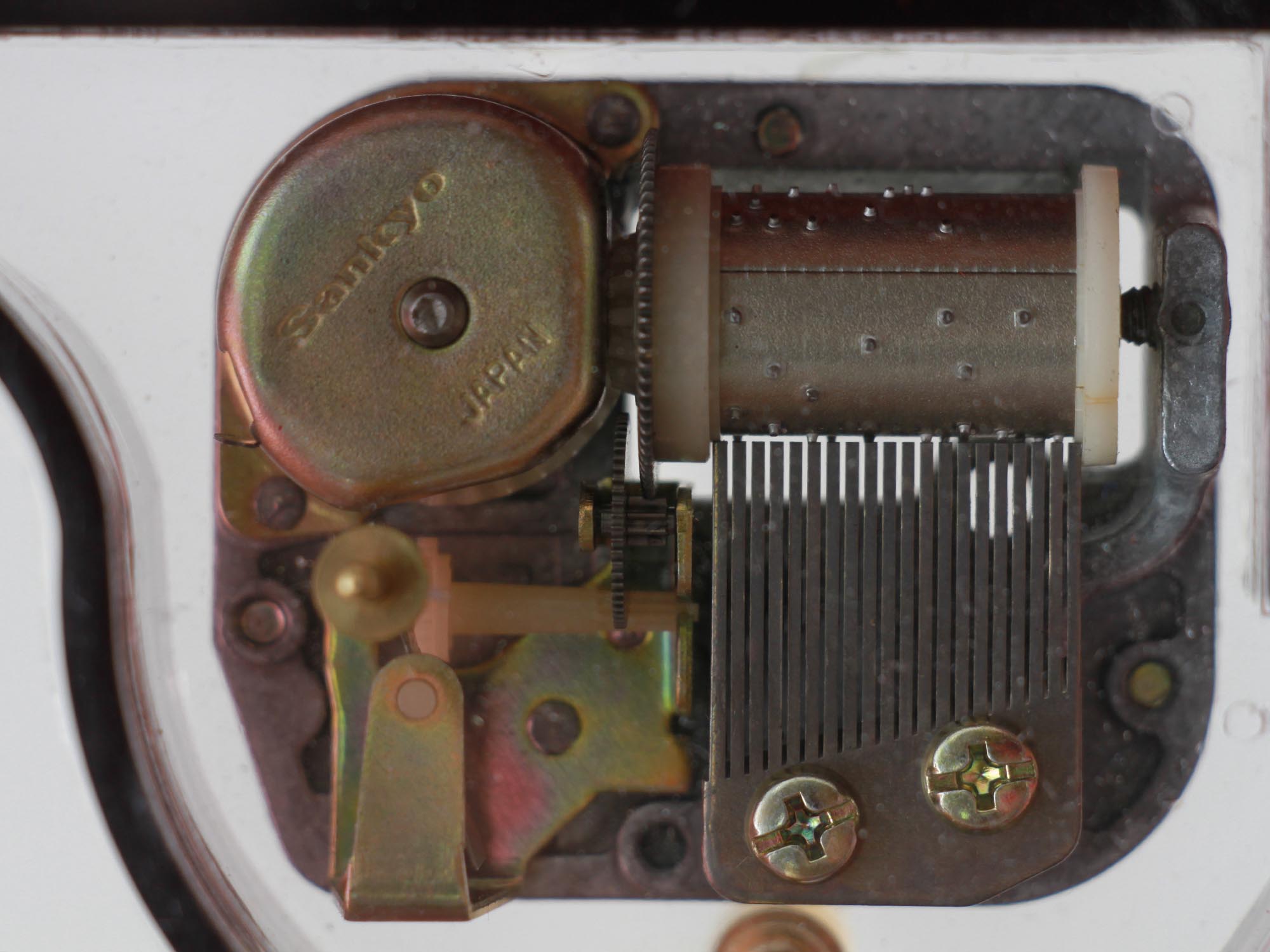 A LOT OF THREE VINTAGE MUSIC BOXES PIC-8