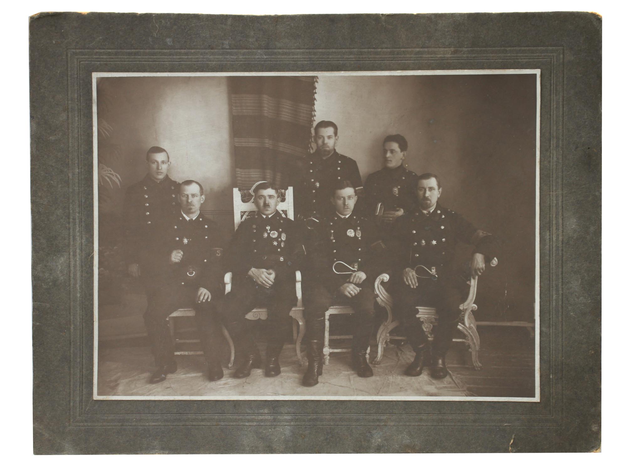 A VINTAGE PHOTOGRAPH OF POLICE SQUAD CA. 1900 PIC-0