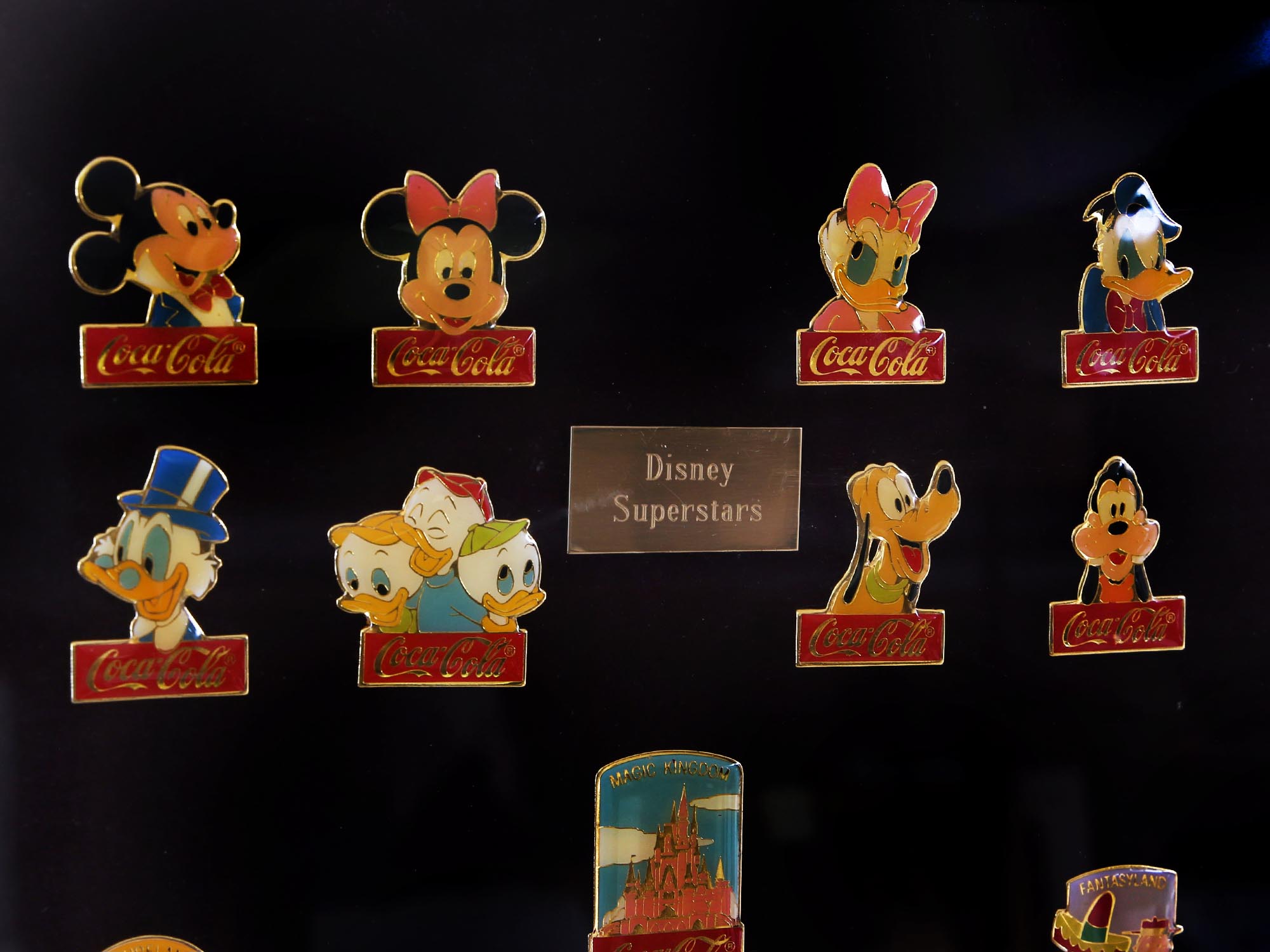 COCA COLA SALUTES WALT DISNEY WORLD PIN SET PIC-1