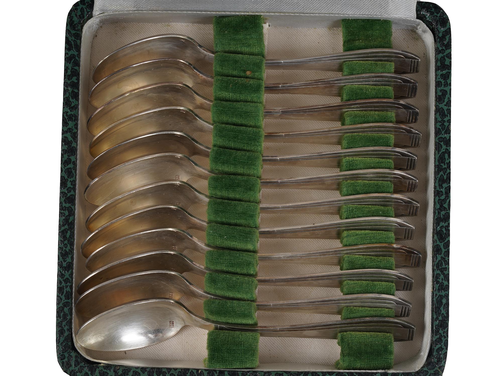 A SET OF TWELVE SILVER PLATED TEA SPOONS IN BOX PIC-1