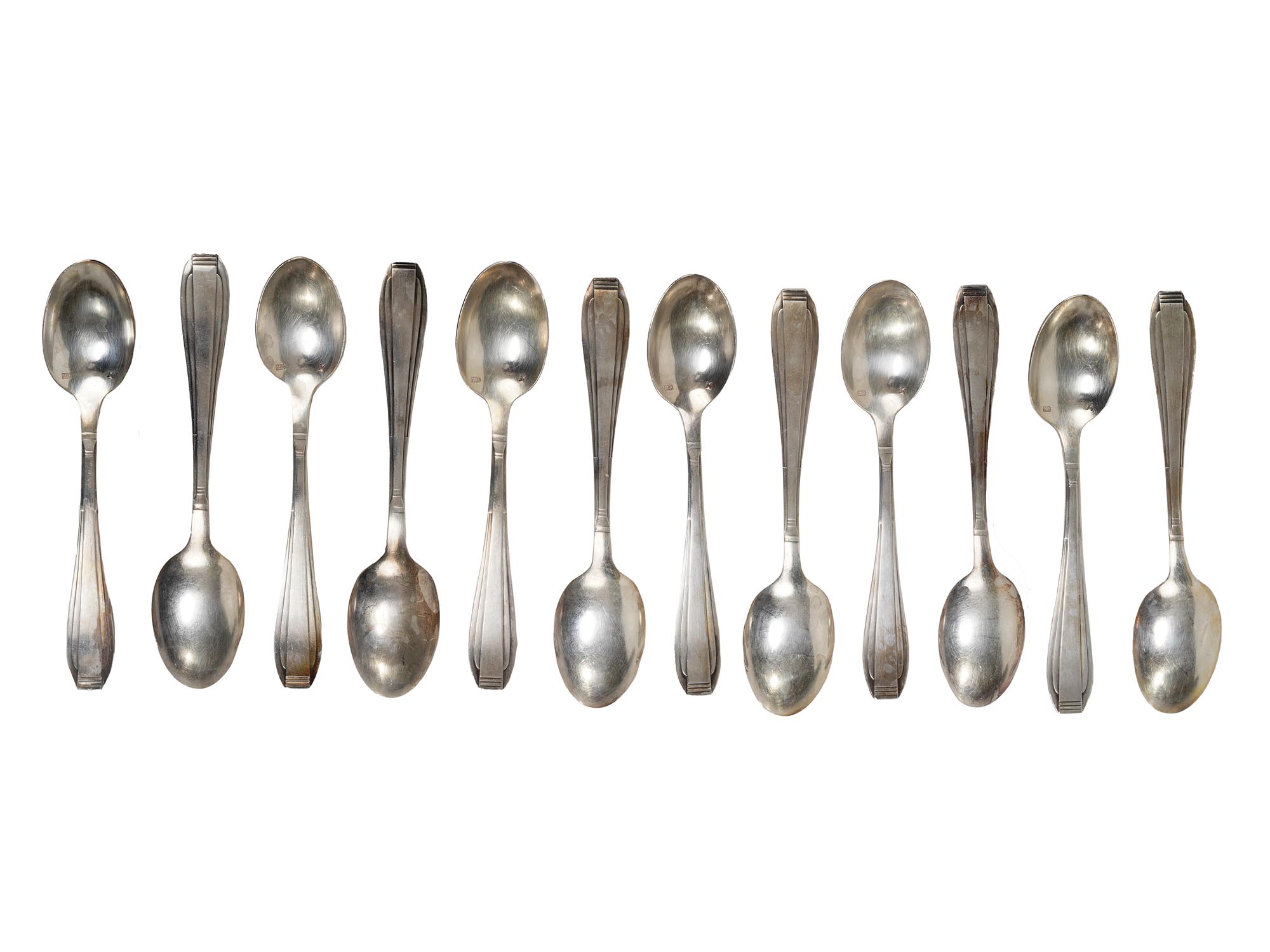 A SET OF TWELVE SILVER PLATED TEA SPOONS IN BOX PIC-2