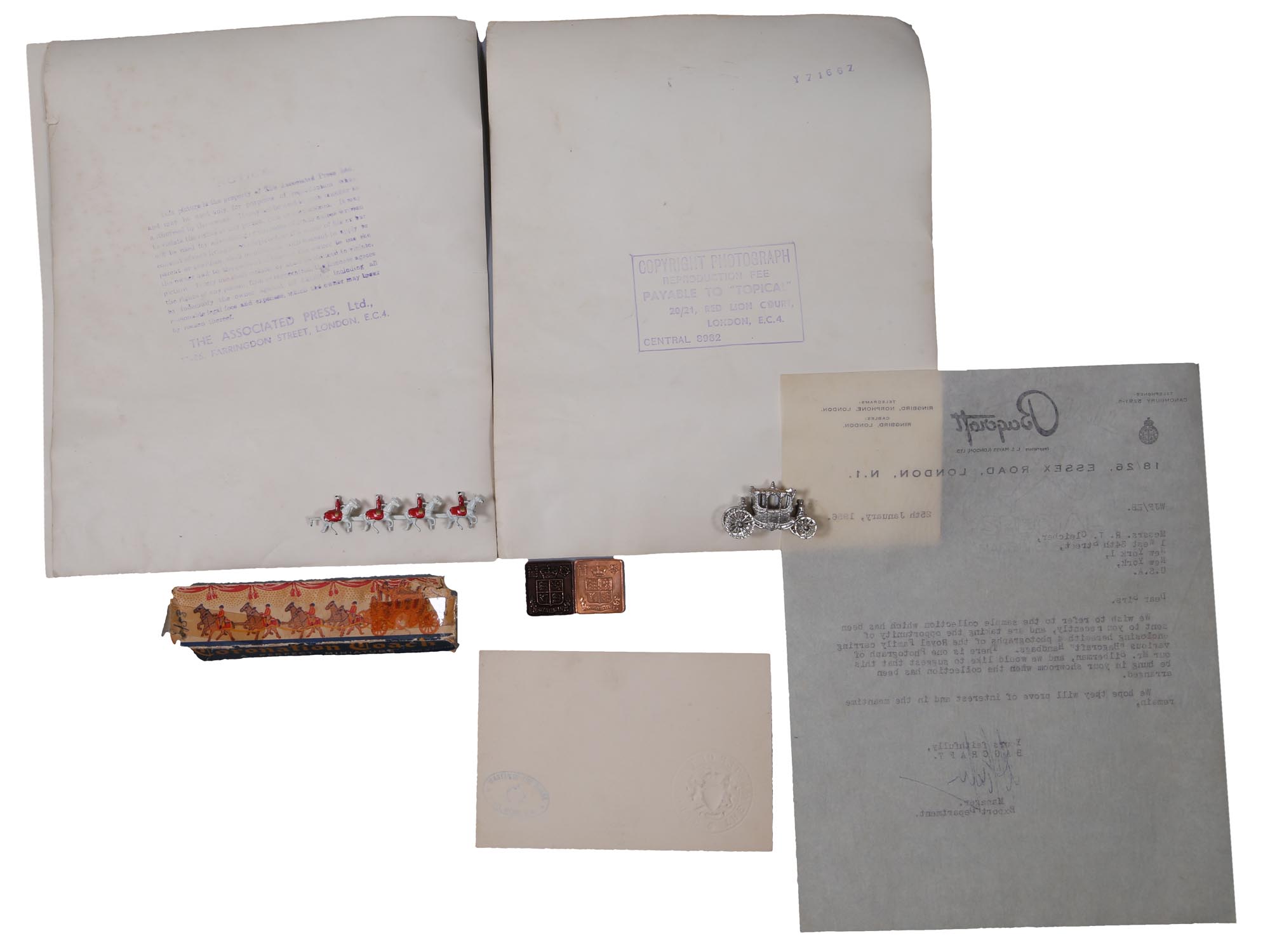 A LOT OF EIGHT QUEEN ELIZABETH II RELATED ITEMS PIC-1