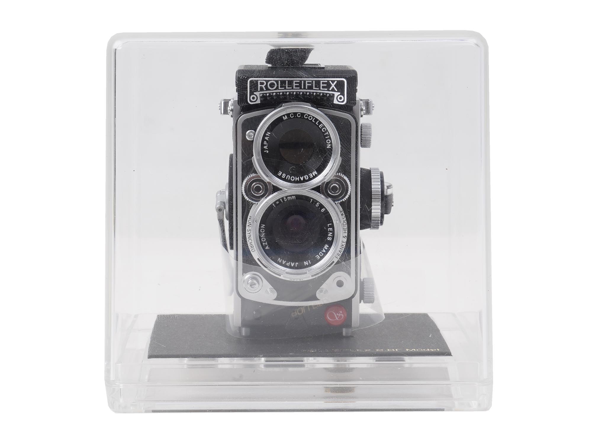 A MINIATURE FUNCTIONAL ROLLEIFLEX 2.8 F CAMERA PIC-1