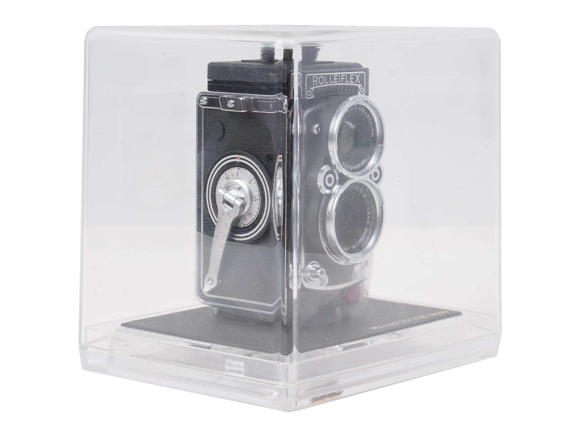 A MINIATURE FUNCTIONAL ROLLEIFLEX 2.8 F CAMERA PIC-2