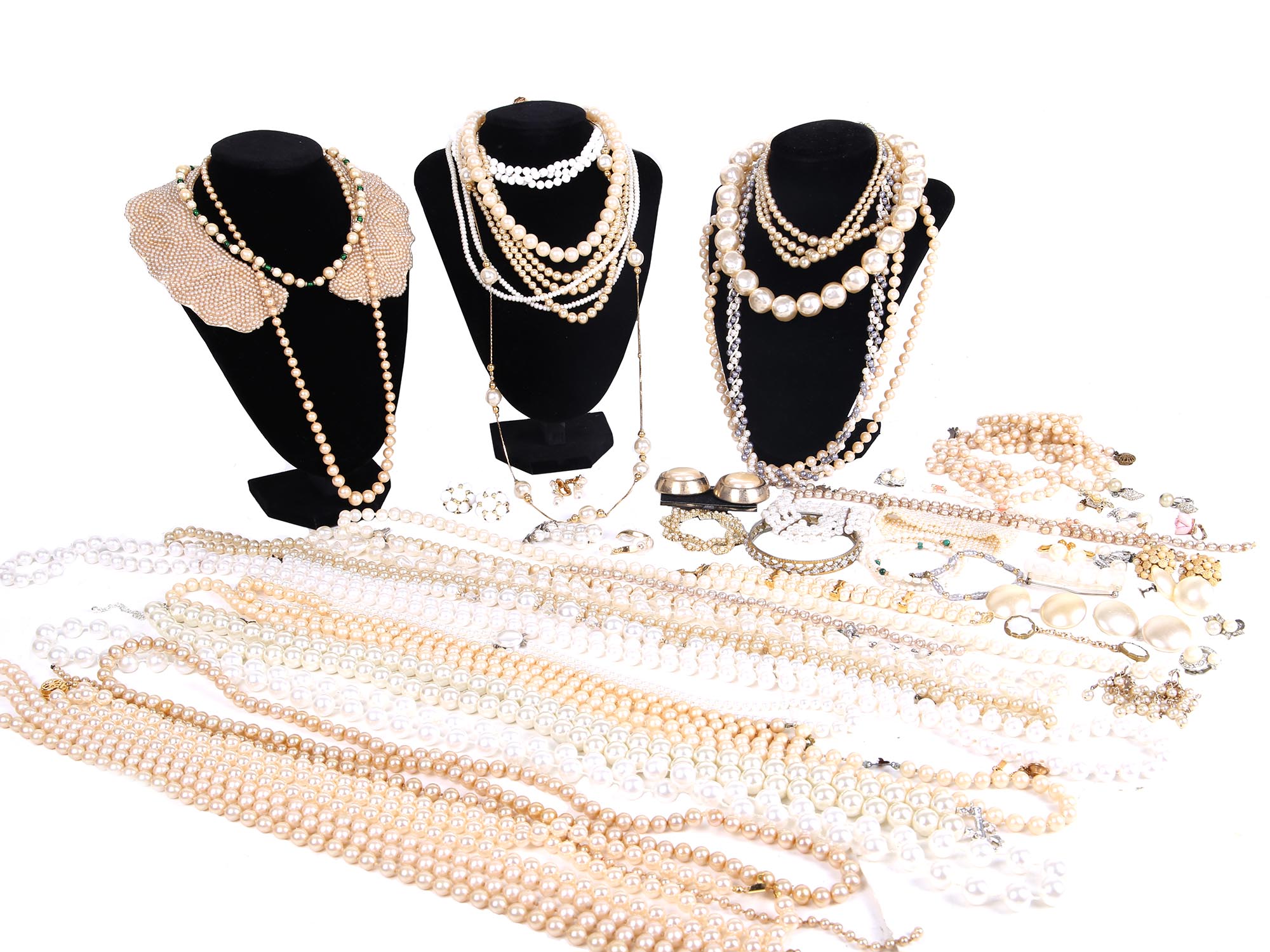 A LARGE LOT OF RETRO AND VINTAGE PEARL JEWELRY PIC-0