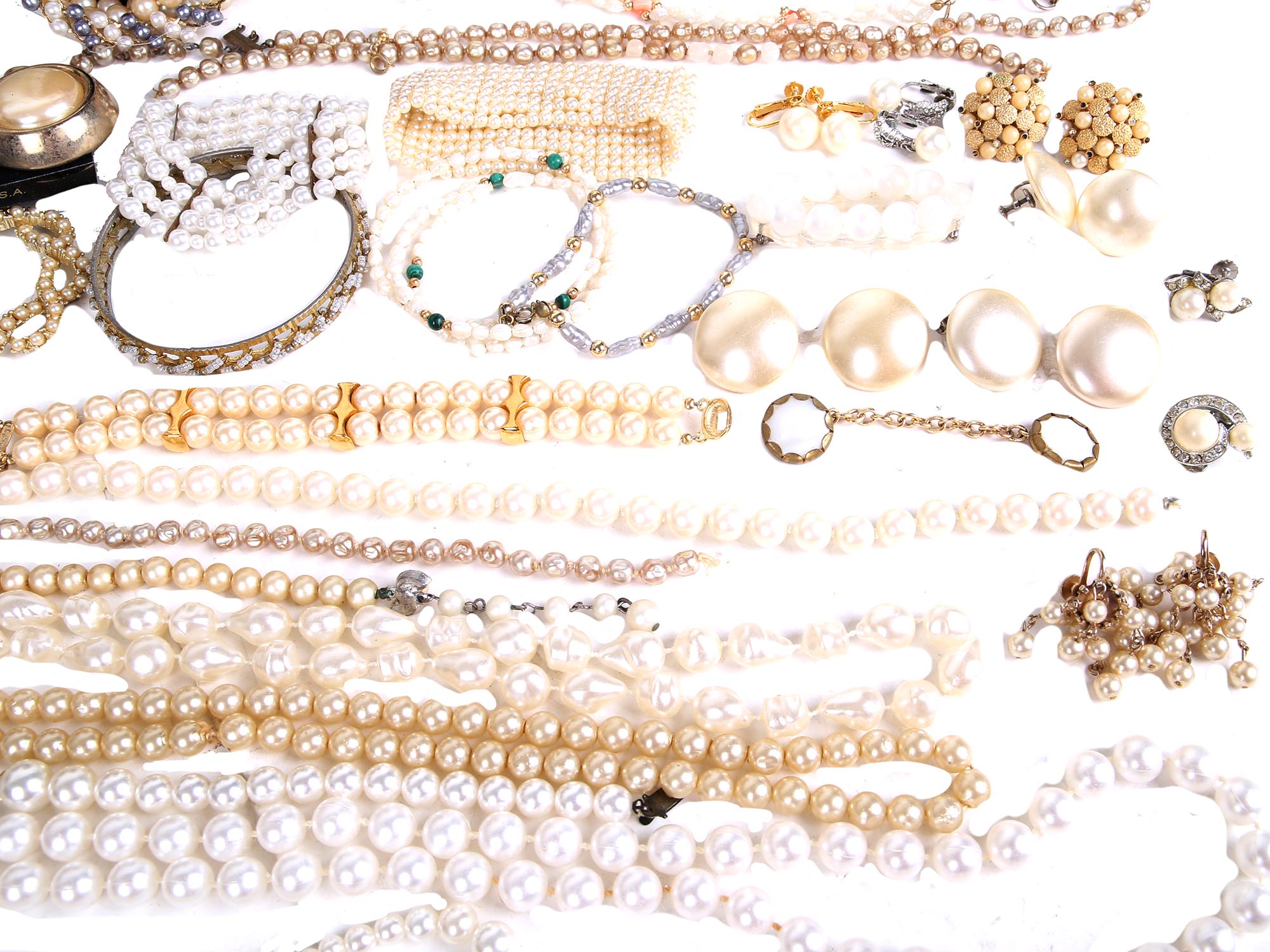 A LARGE LOT OF RETRO AND VINTAGE PEARL JEWELRY PIC-3