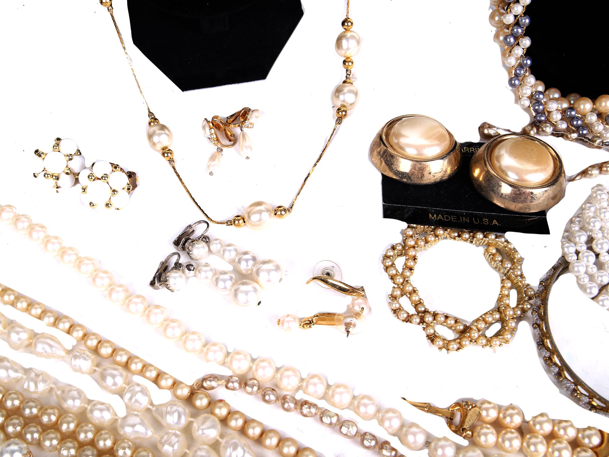 A LARGE LOT OF RETRO AND VINTAGE PEARL JEWELRY PIC-4