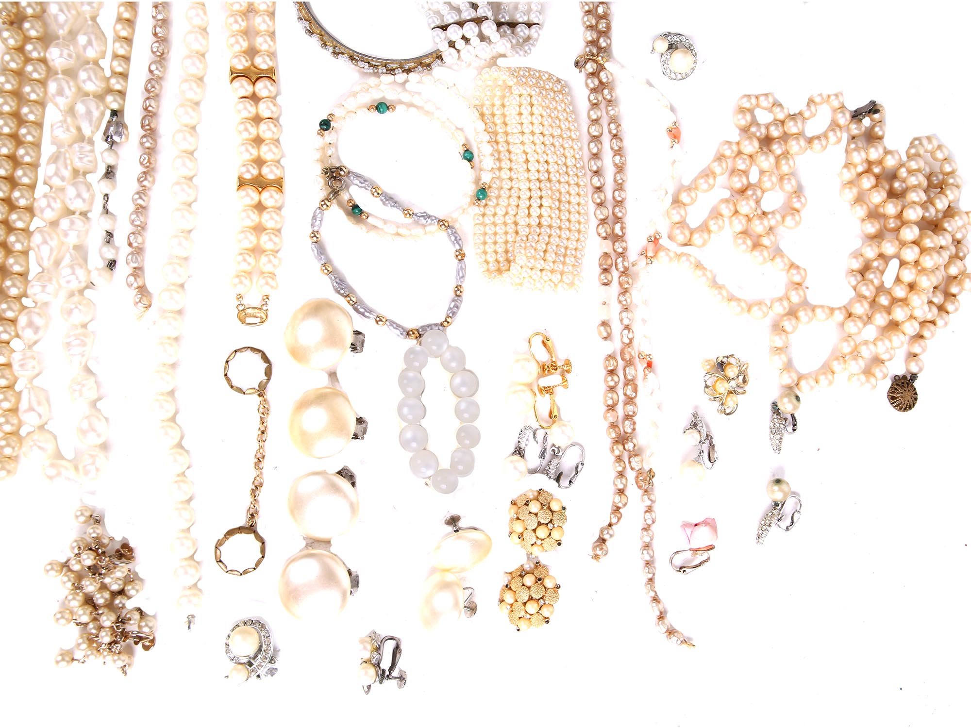 A LARGE LOT OF RETRO AND VINTAGE PEARL JEWELRY PIC-5
