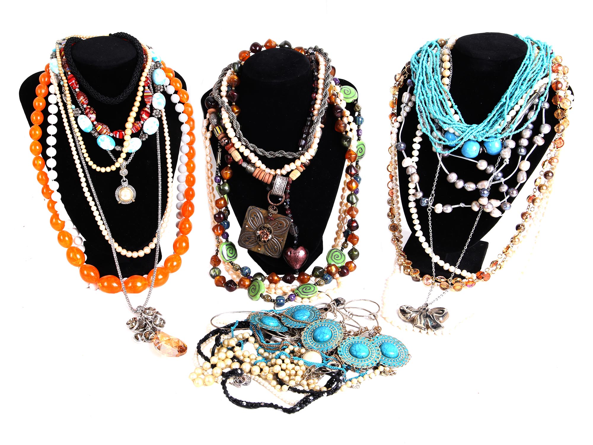 A LARGE COLLECTION OF COSTUME JEWELRY NECKLACES PIC-0