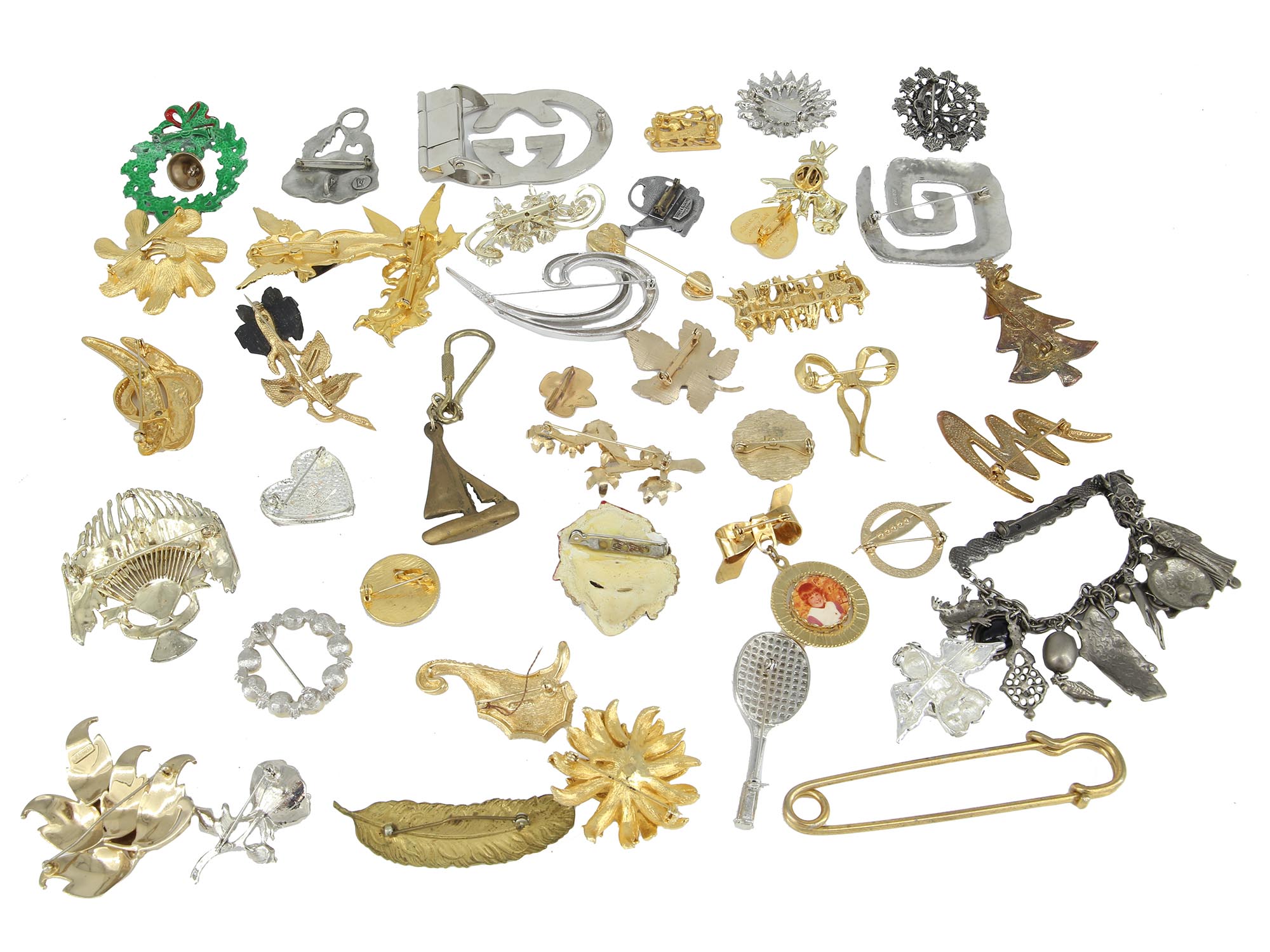 A LARGE COLLECTION OF COSTUME JEWELRY BROOCHES PIC-1