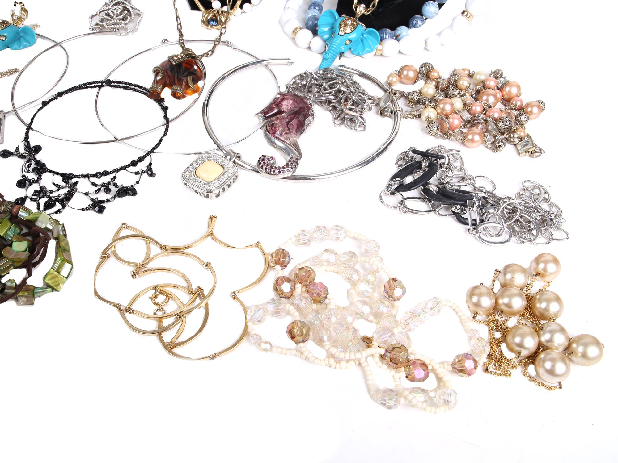 A LARGE COLLECTION OF COSTUME JEWELRY NECKLACES PIC-2