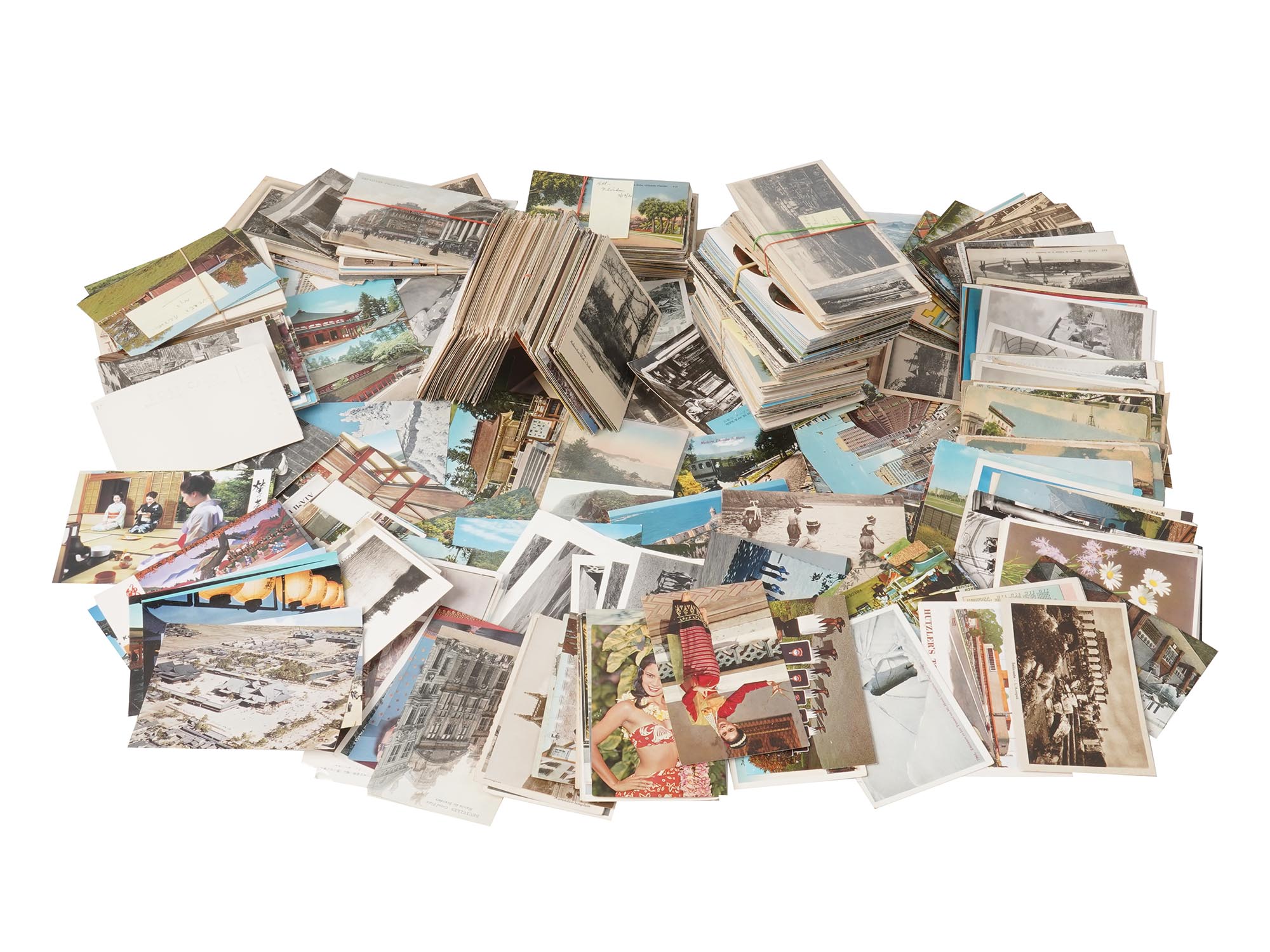 A LARGE LOT OF VINTAGE AND ANTIQUE POSTCARDS PIC-0