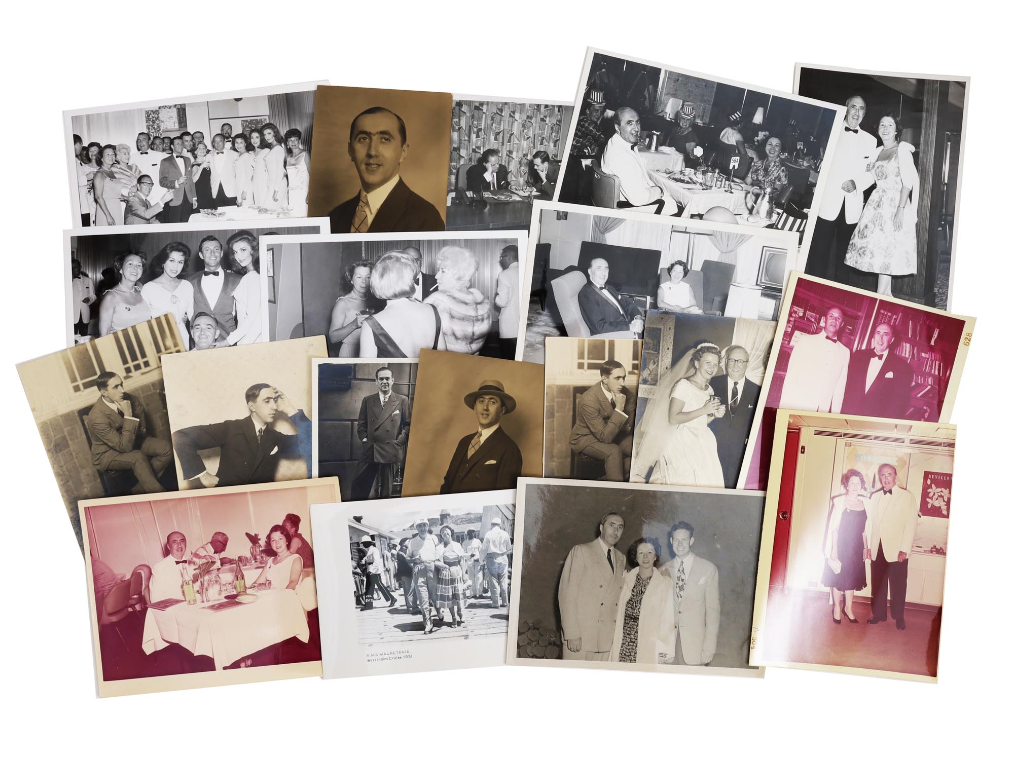 A SET OF 19 VINTAGE PHOTO PIC-0