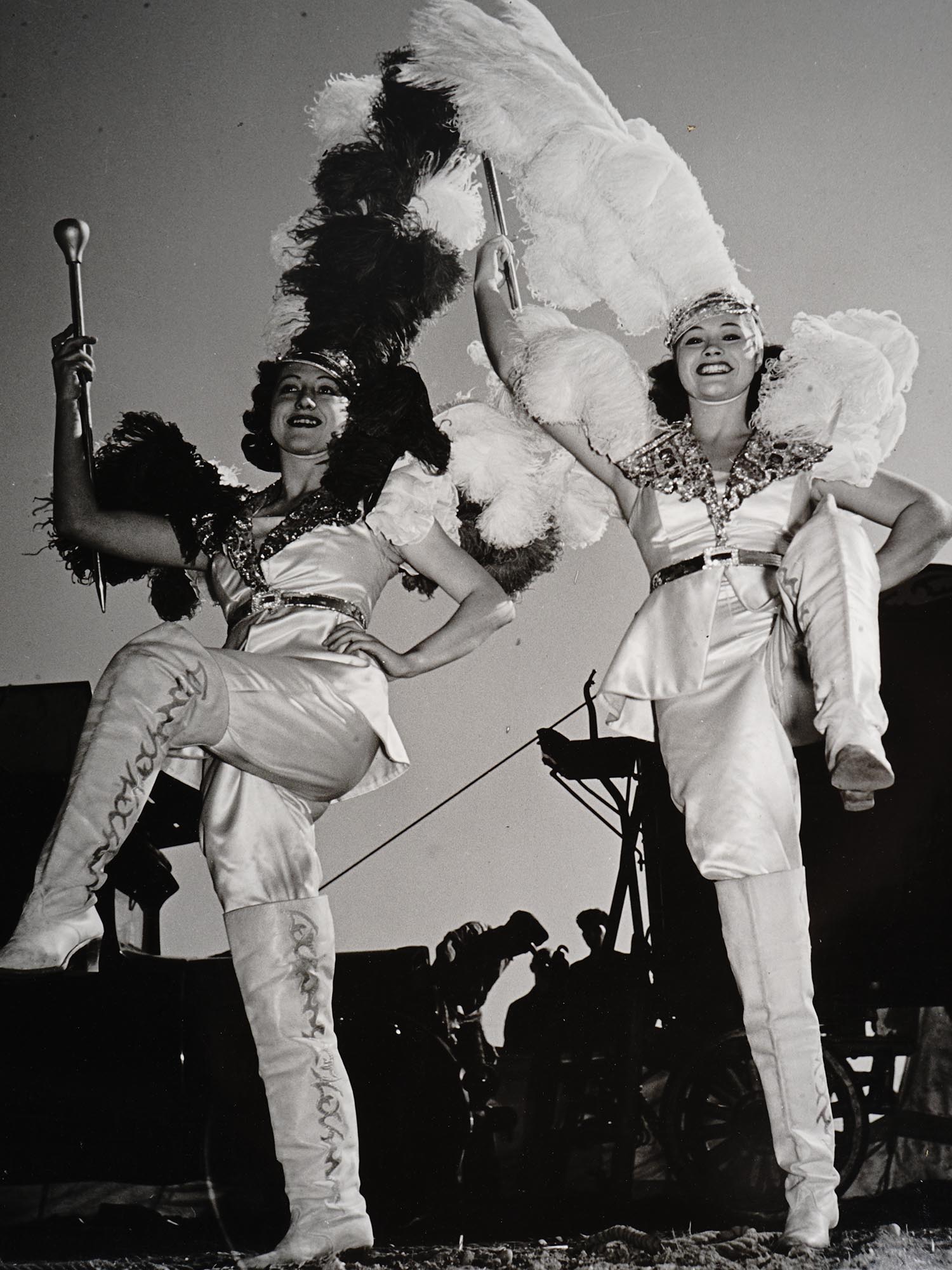 1940S PHOTO OF CIRCUS DANCERS BY NATHANIEL FIELD PIC-1