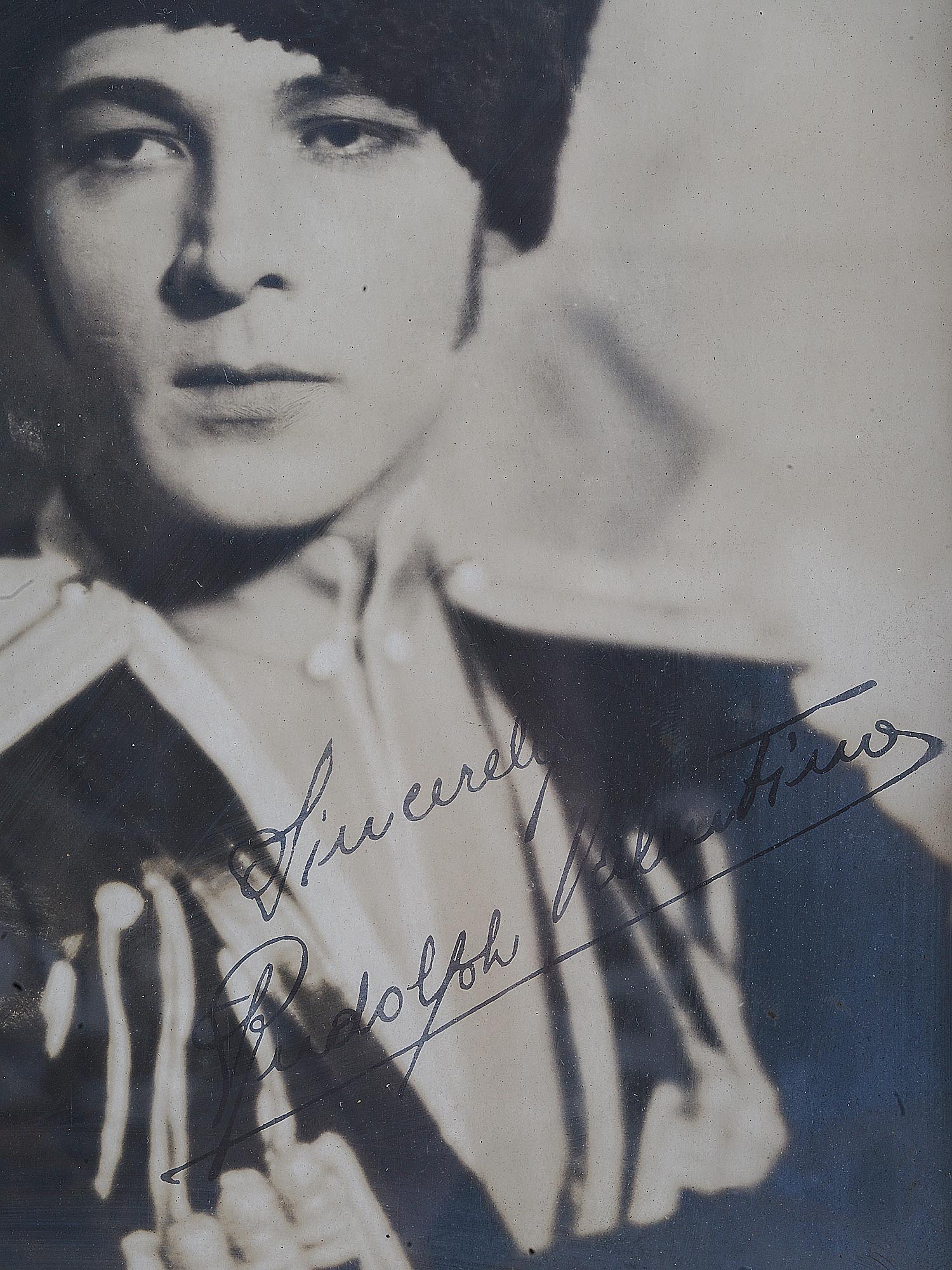 1925 AMERICAN PHOTO OF RUDOLPH VALENTINO SIGNED PIC-3