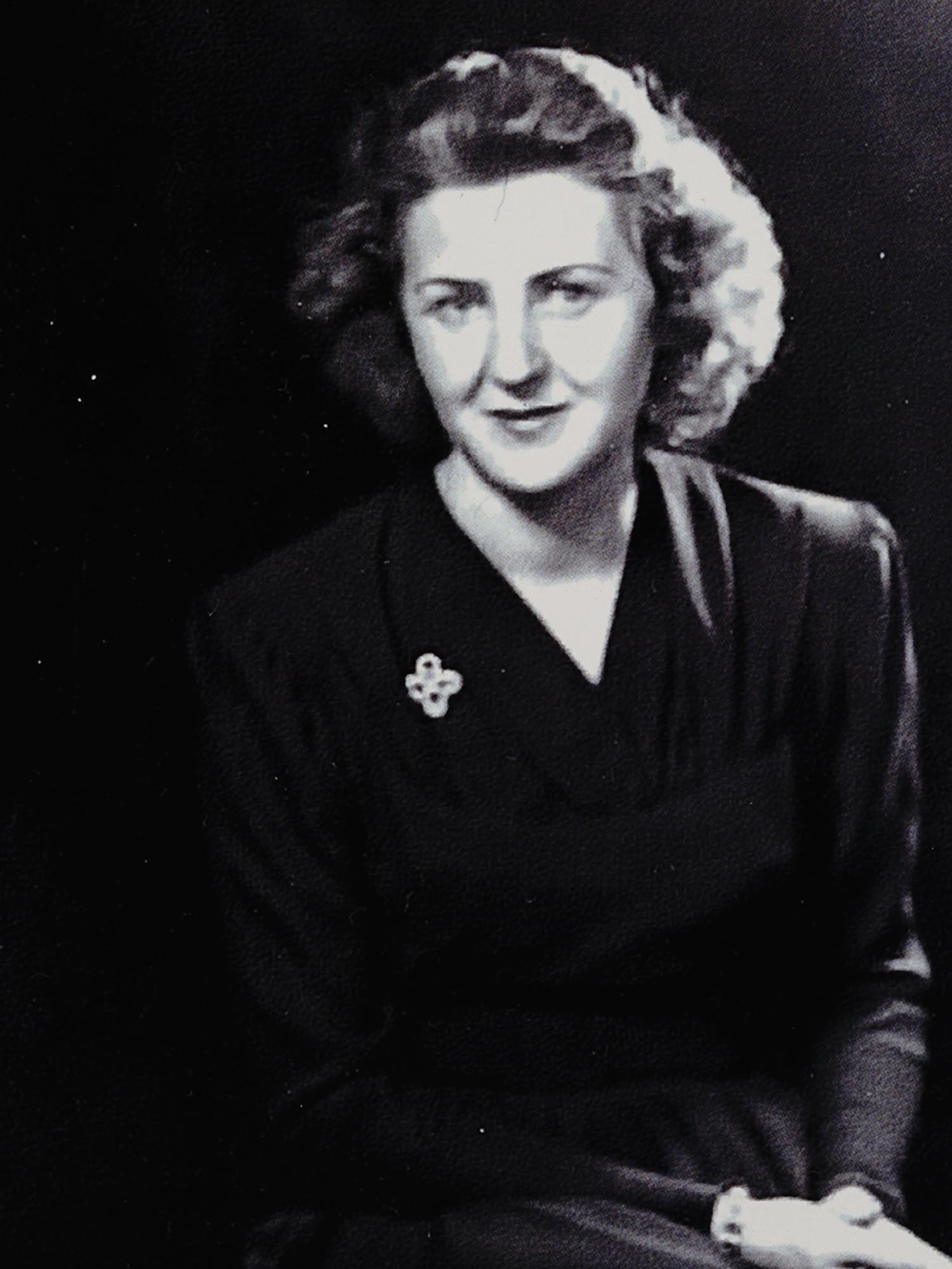 WWII GERMAN PHOTOGRAPH AND CALLING CARD EVA BRAUN PIC-2