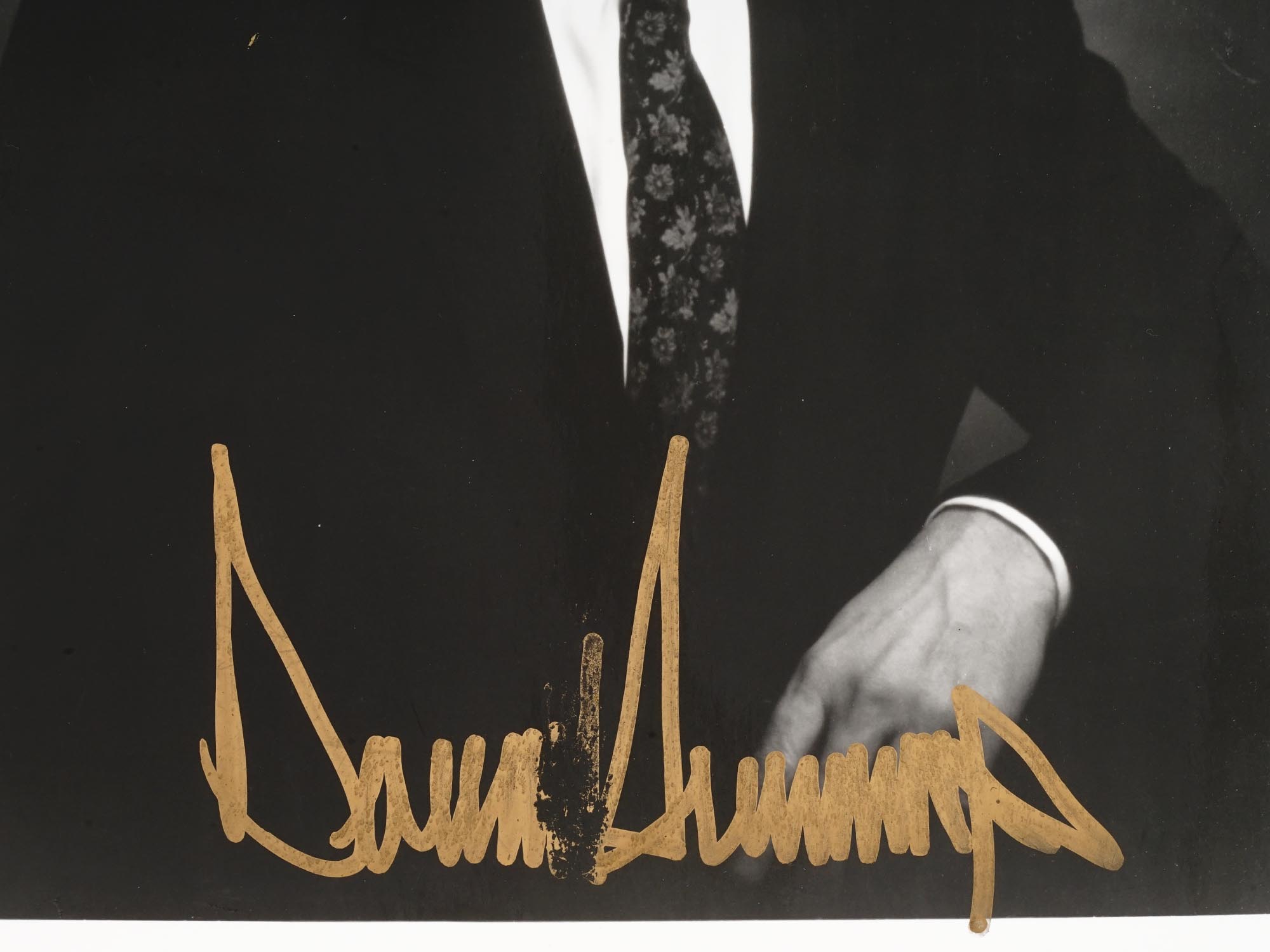 PHOTO OF US PRESIDENT DONALD TRUMP WITH AUTOGRAPH PIC-2