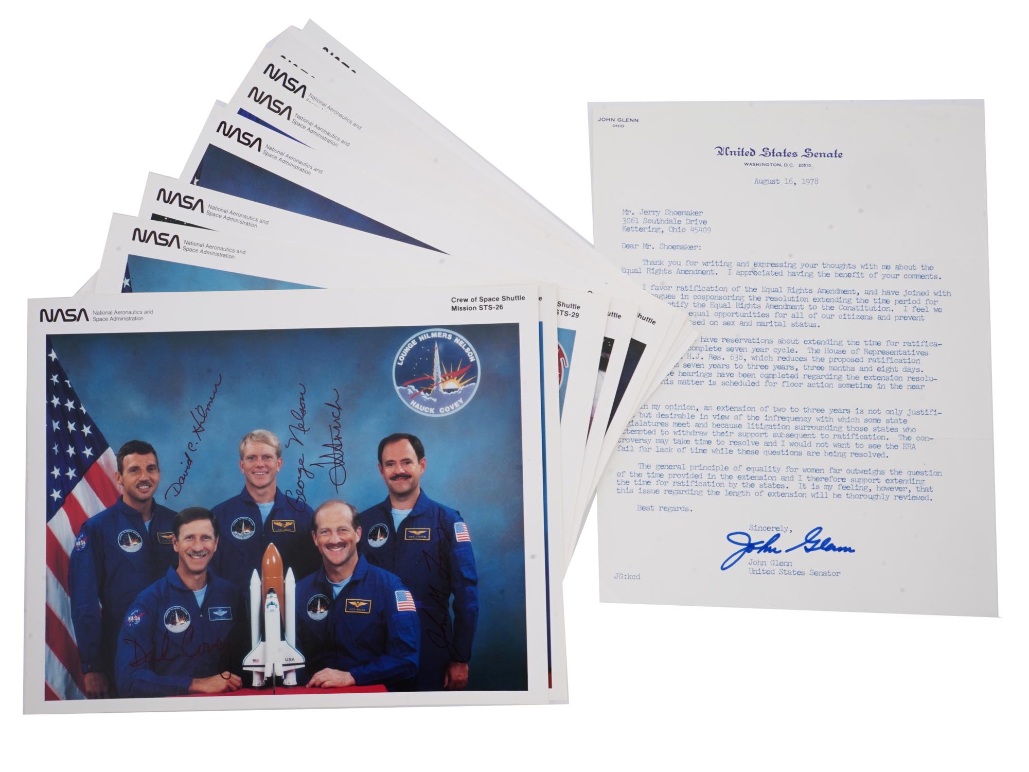 16 SPACE DOCUMENT AND PHOTOS AUTOGRAPHED BY SHUTTLES CREWS PIC-0