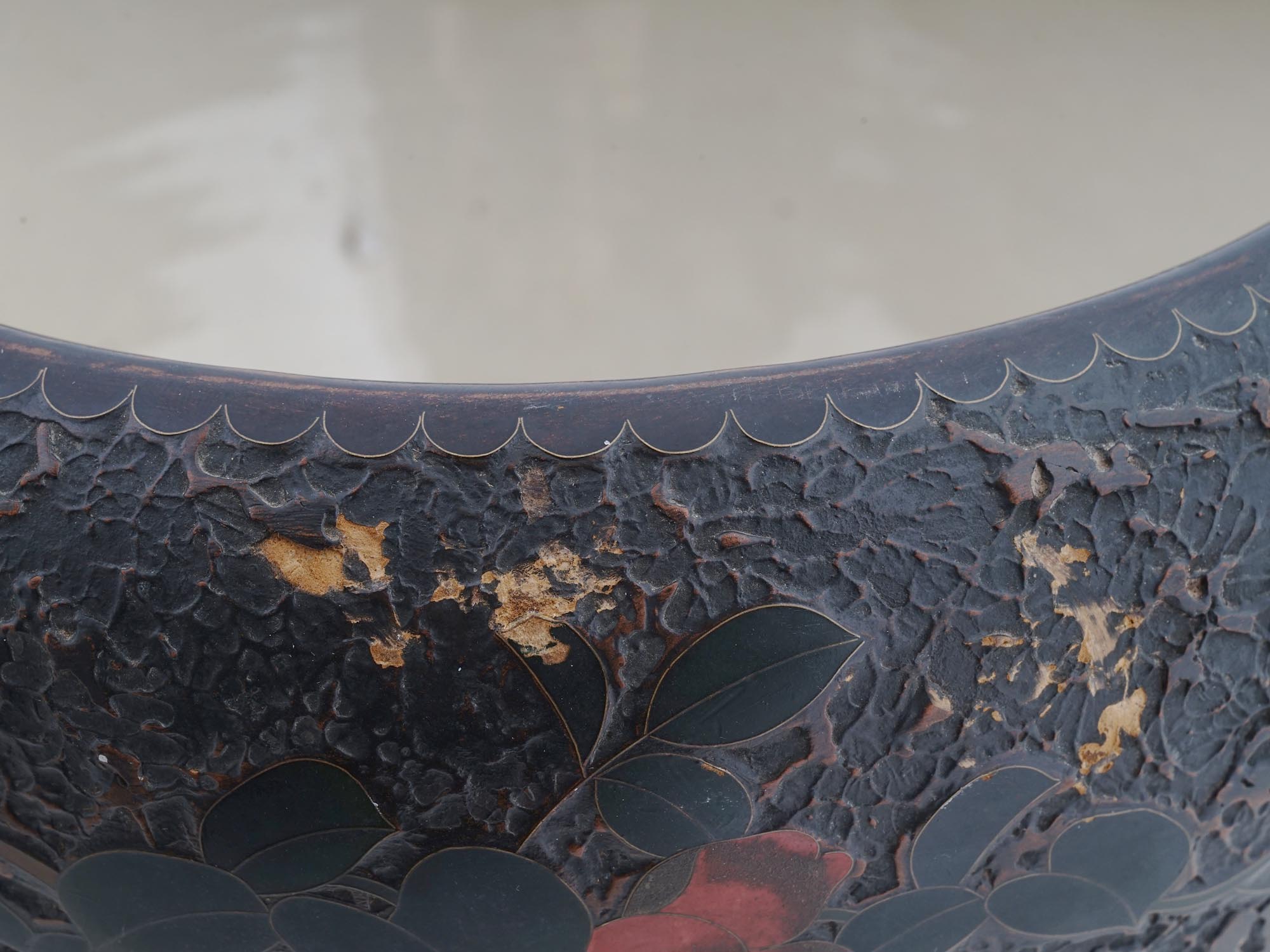 JAPANESE LACQUERED PORCELAIN BOWL WITH CARVED LID PIC-8