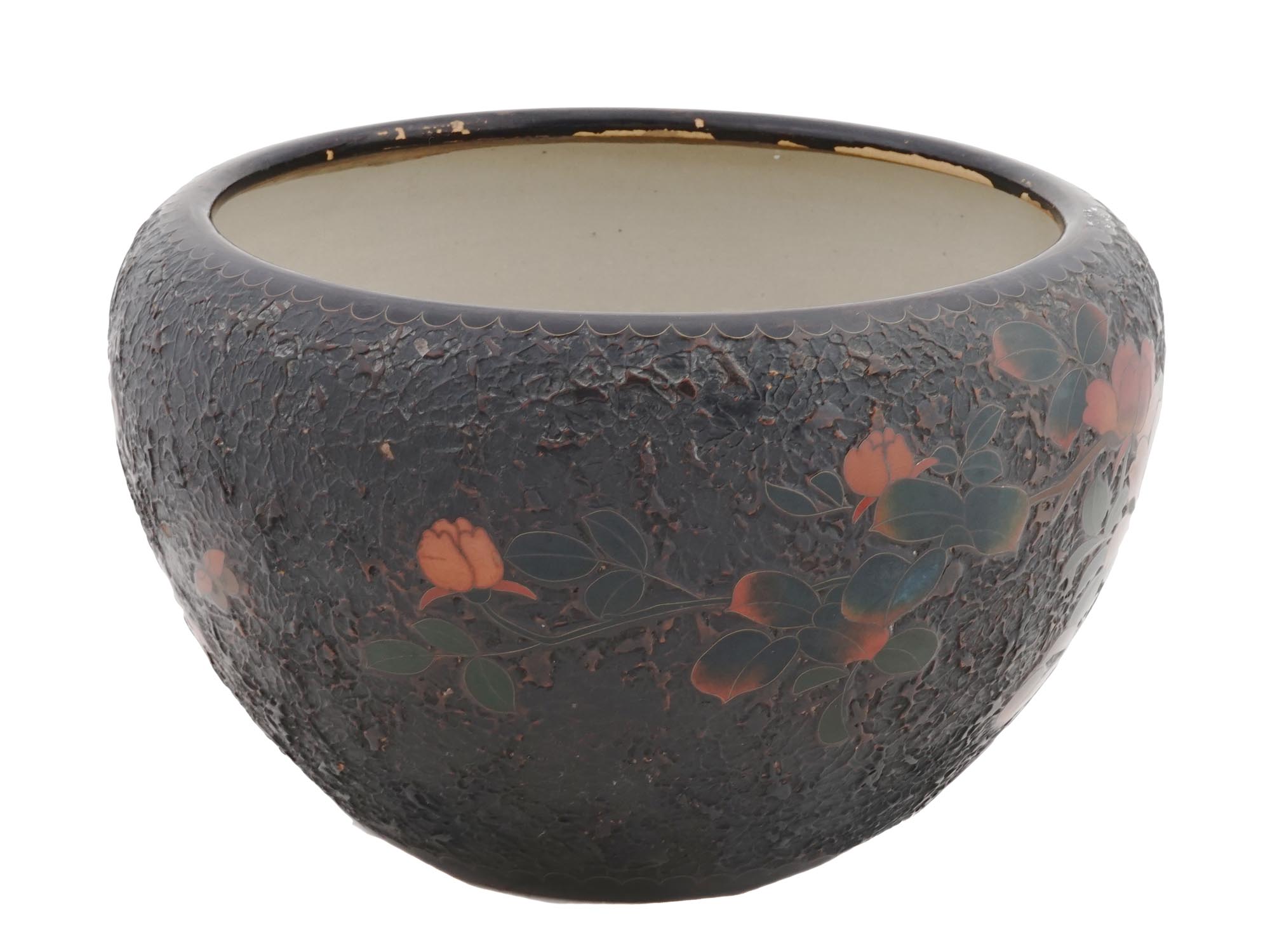 JAPANESE LACQUERED PORCELAIN BOWL WITH CARVED LID PIC-2