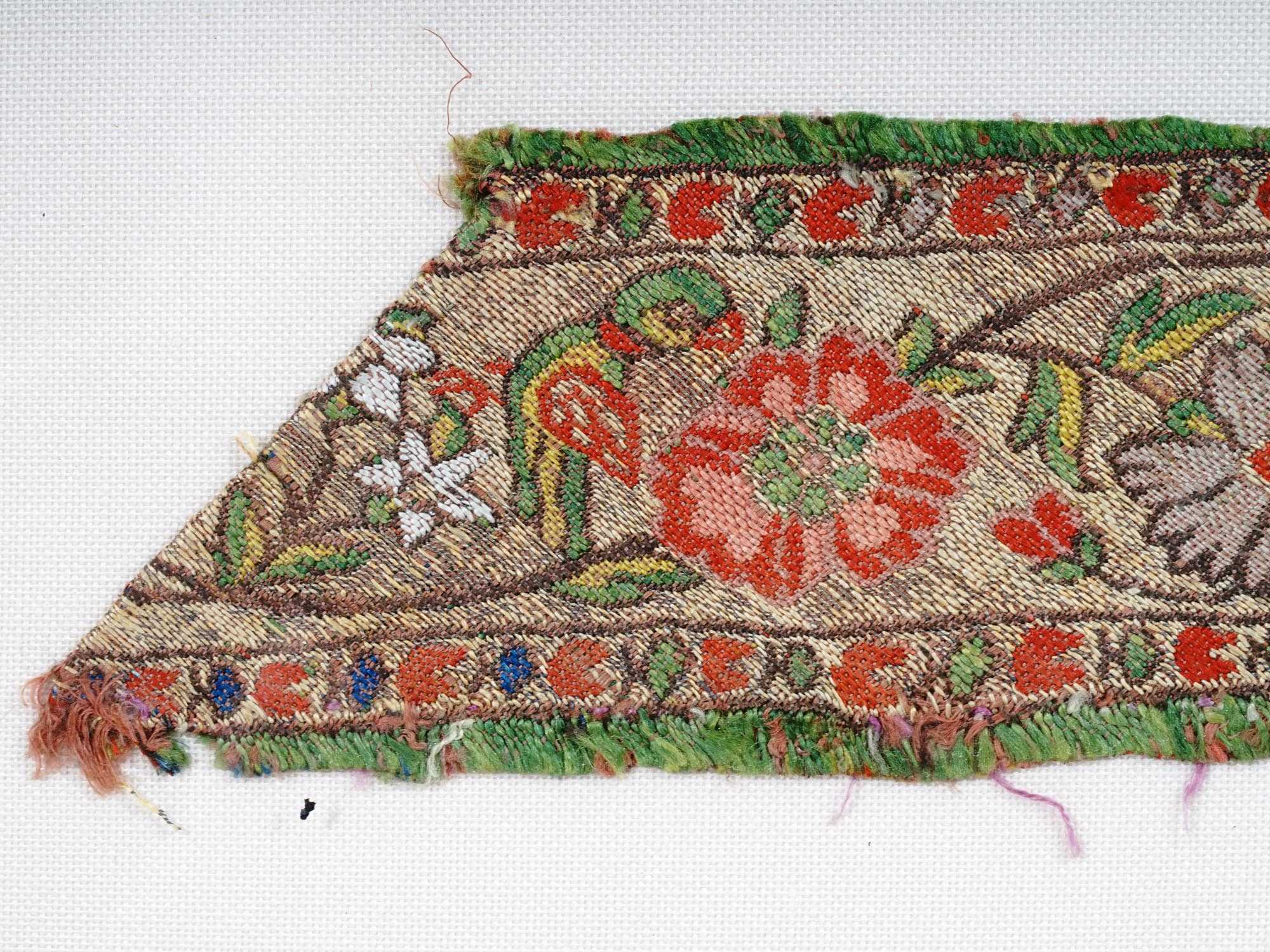 ANTIQUE PERSIAN SAFAVID SILK TEXTILE FRAGMENT PIC-2