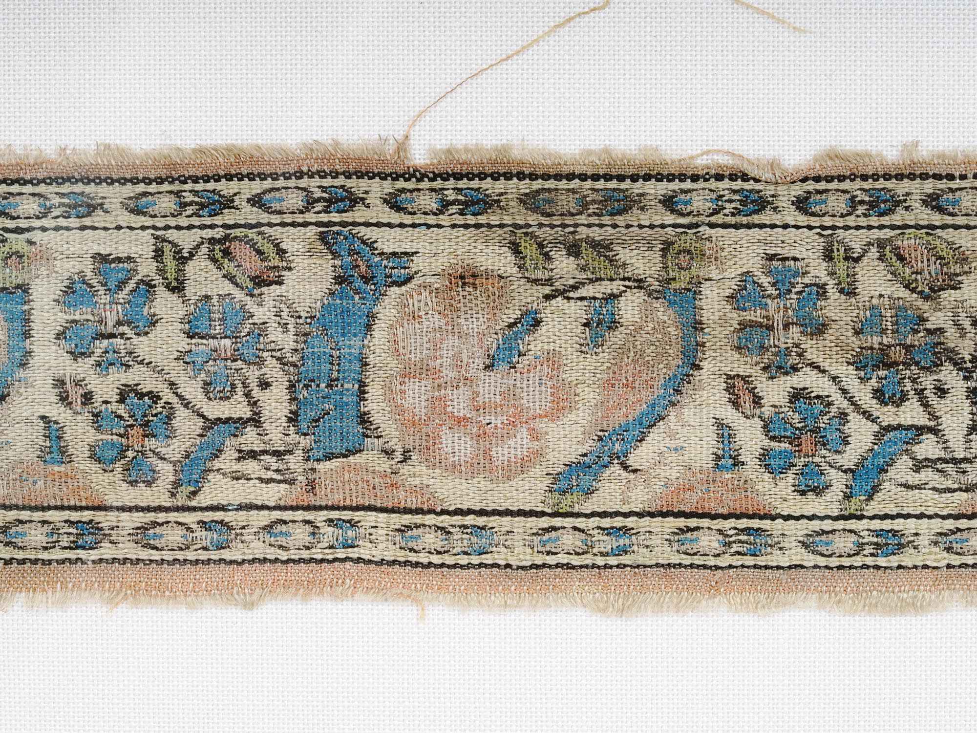 ANTIQUE PERSIAN SAFAVID SILK TEXTILE FRAGMENT PIC-1