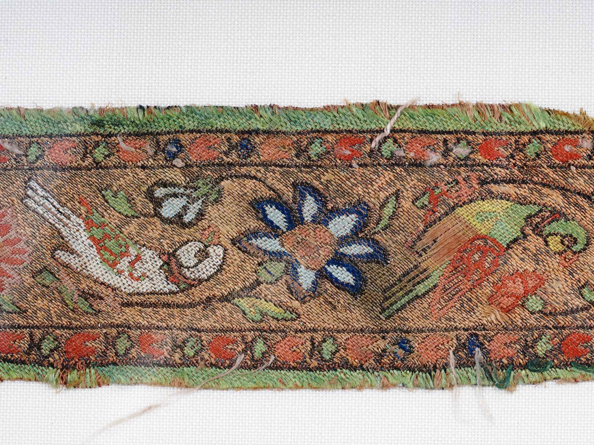 ANTIQUE PERSIAN SAFAVID SILK TEXTILE FRAGMENT PIC-1