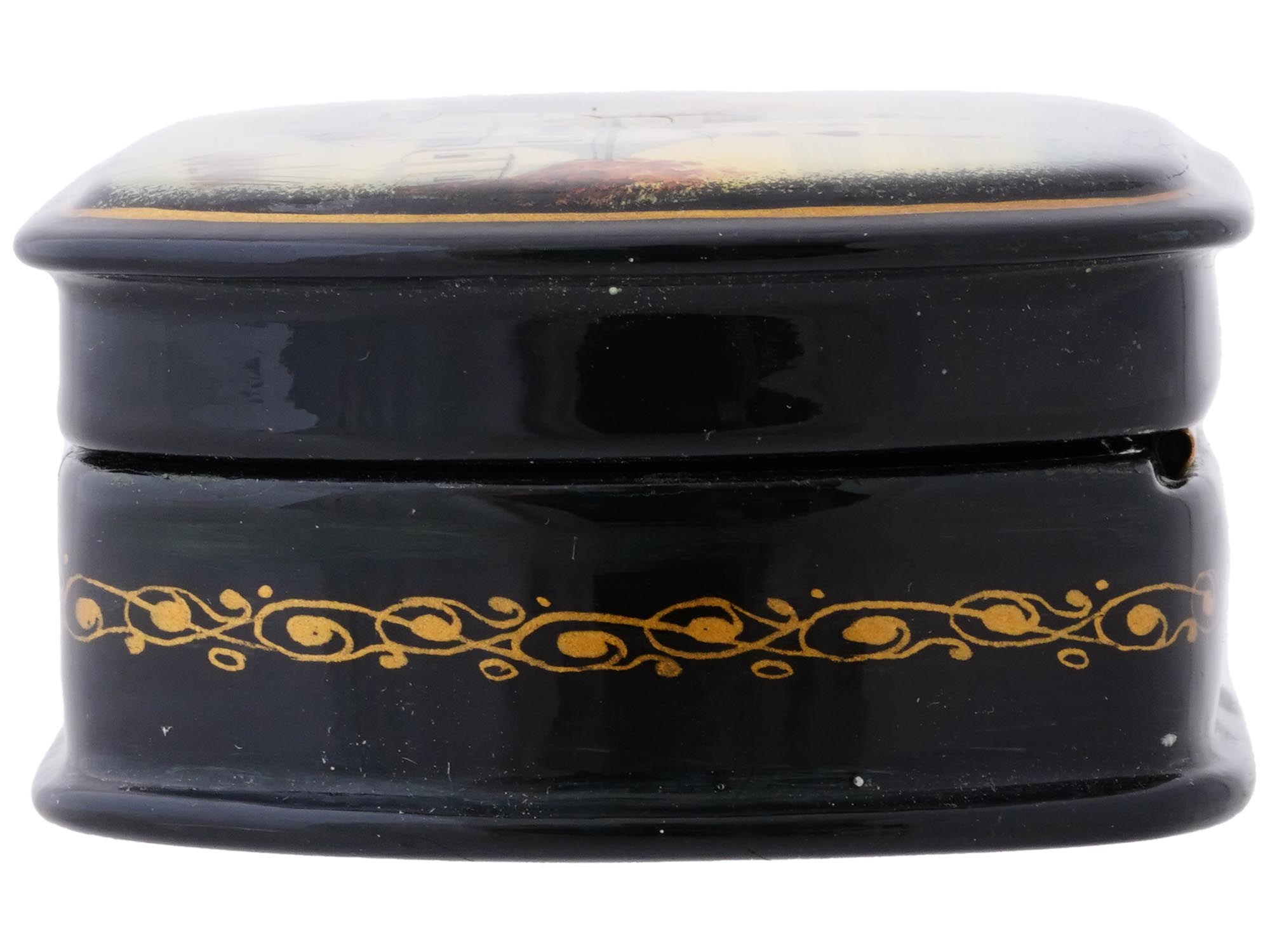 VINTAGE RUSSIAN SUZDAL LACQUER WOODEN TRINKET BOX PIC-3