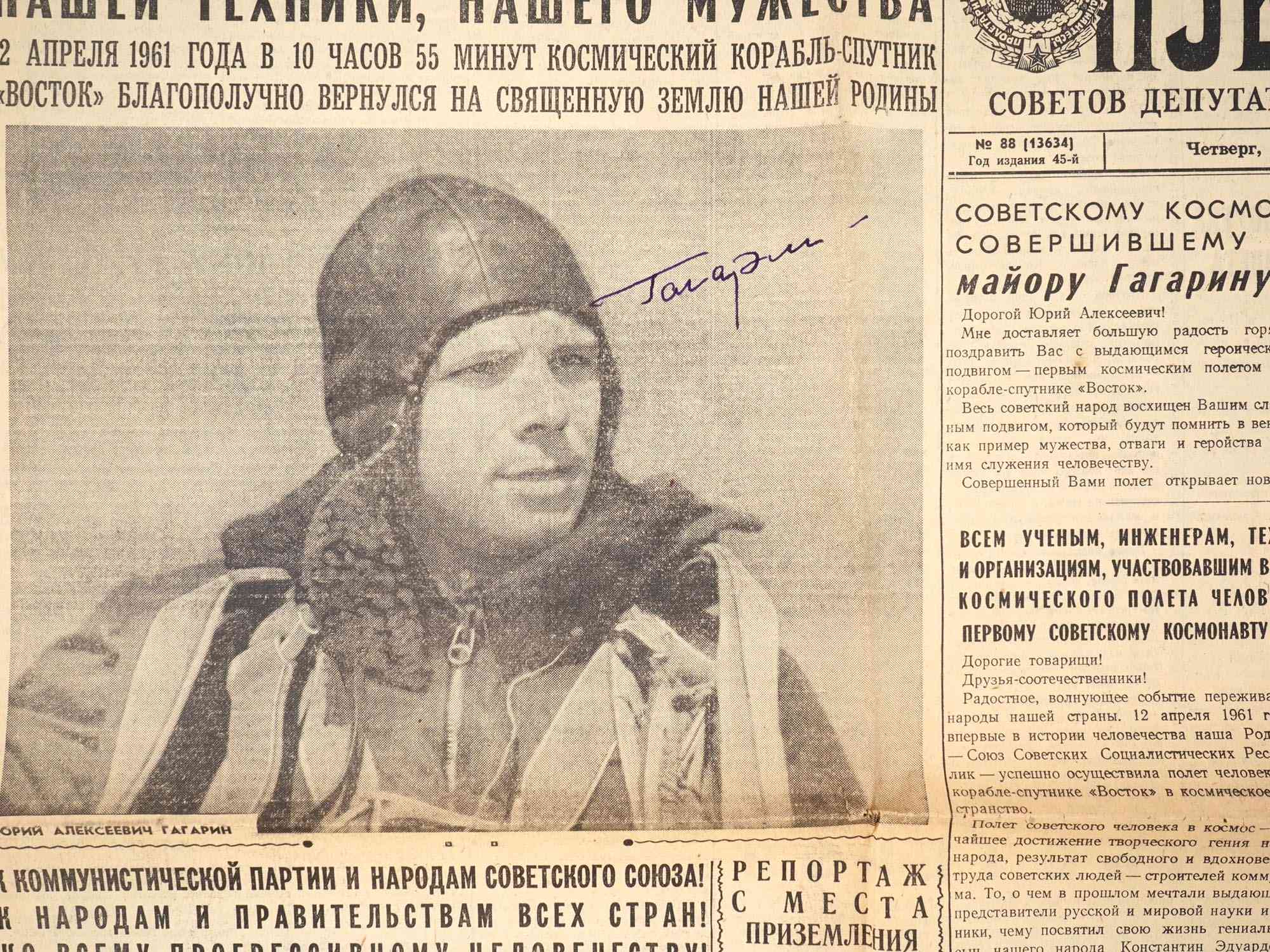 VINTAGE SOVIET NEWSPAPER GAGARIN PORTRAIT AUTOGRAPHED PIC-5