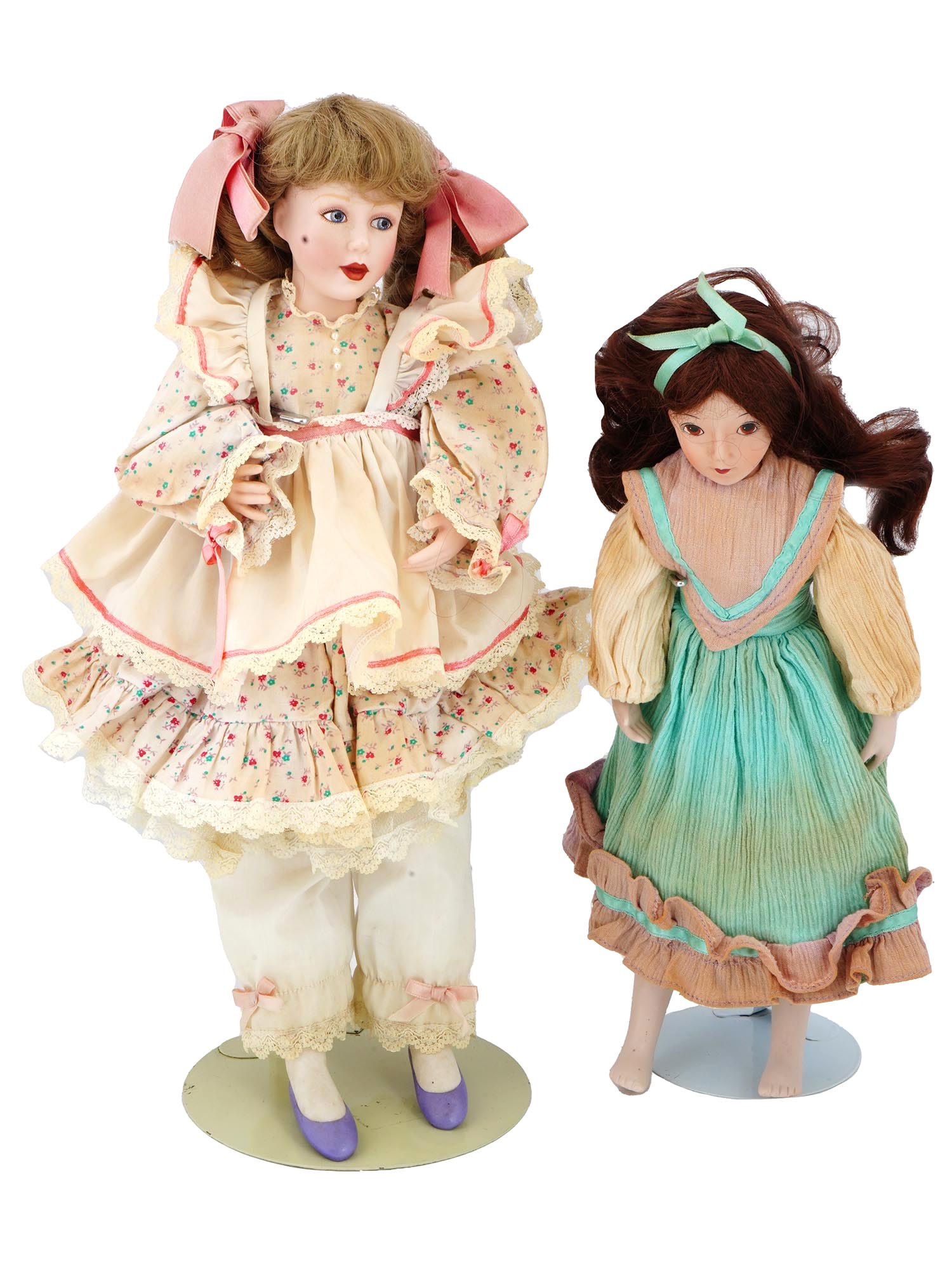 COLLECTION OF VINTAGE PORCELAIN DOLLS IN OUTFITS PIC-2