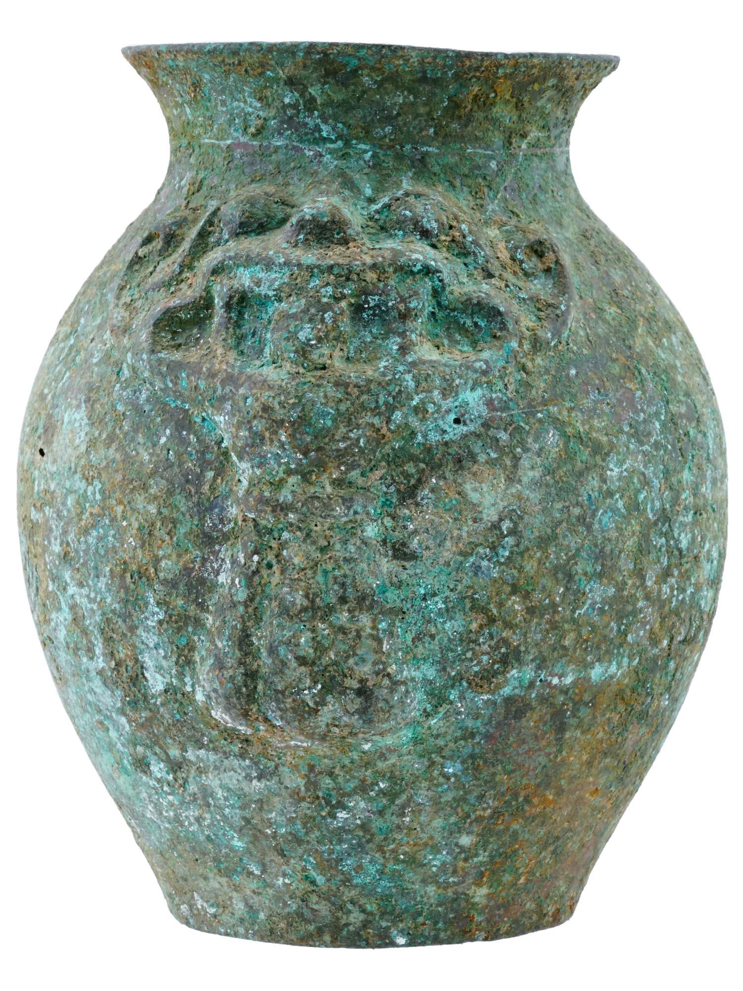 ANCIENT CHINESE ZHOU DYNASTY DECORATED BRONZE VASE PIC-0