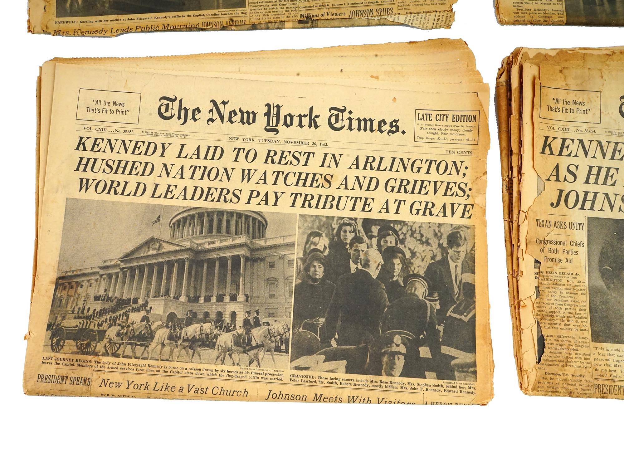 NEWSPAPERS REPORTING KENNEDY ASSASSINATION 1963 PIC-2