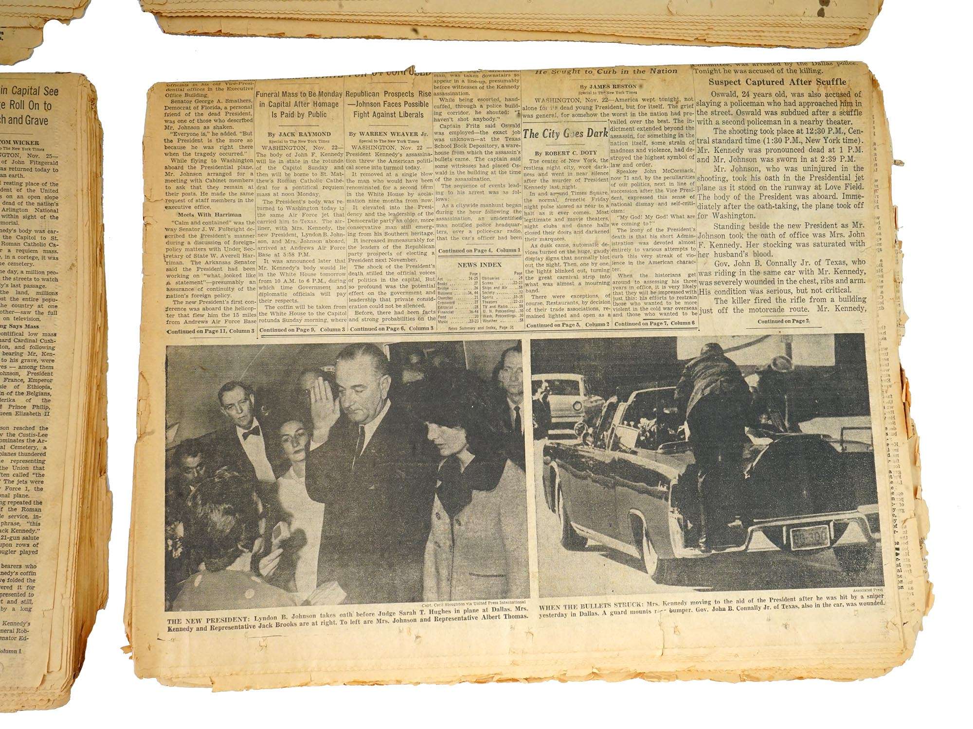 NEWSPAPERS REPORTING KENNEDY ASSASSINATION 1963 PIC-6