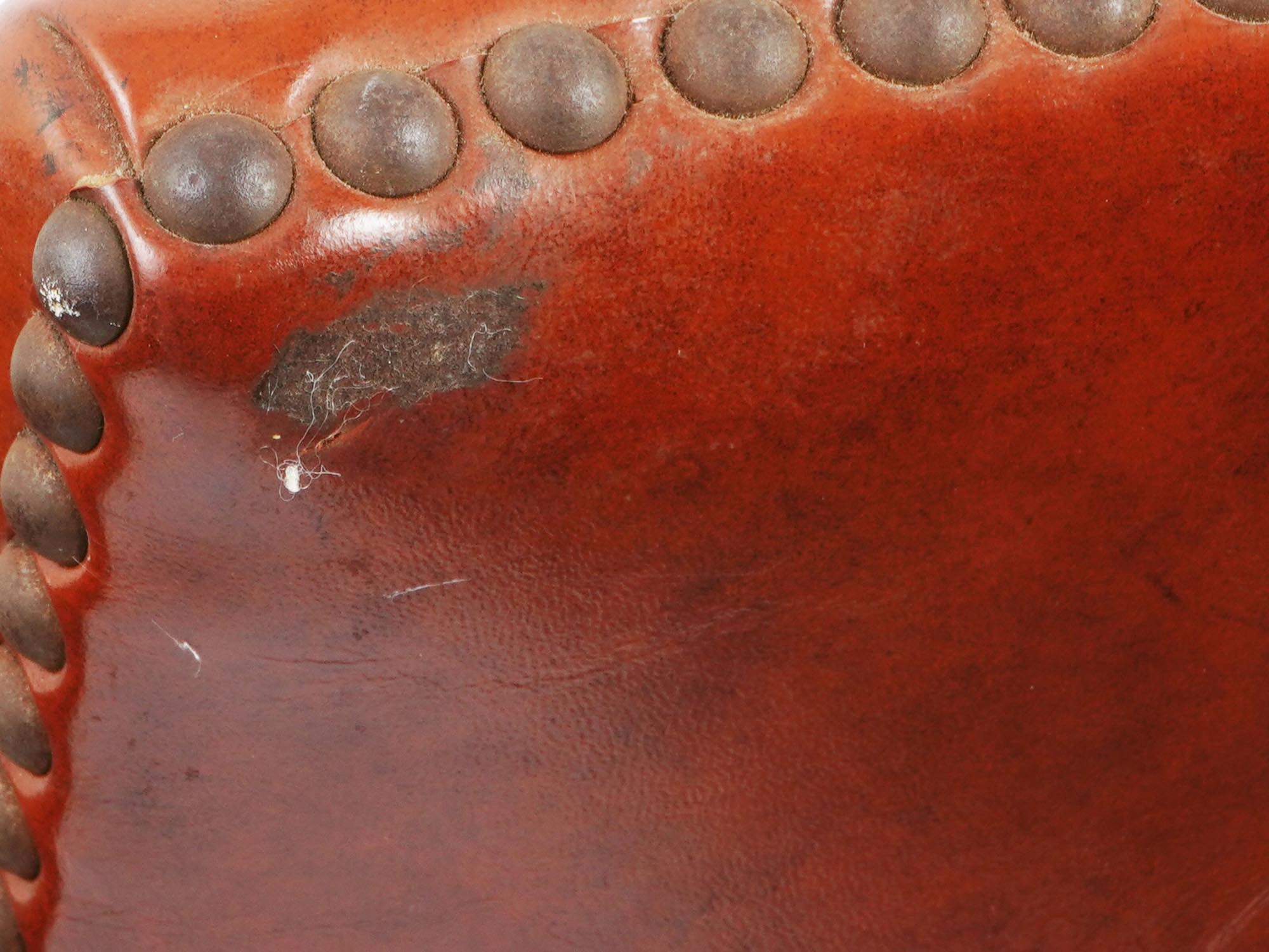 PAIR OF VINTAGE WOODEN ARMCHAIRS IN LEATHER PIC-7