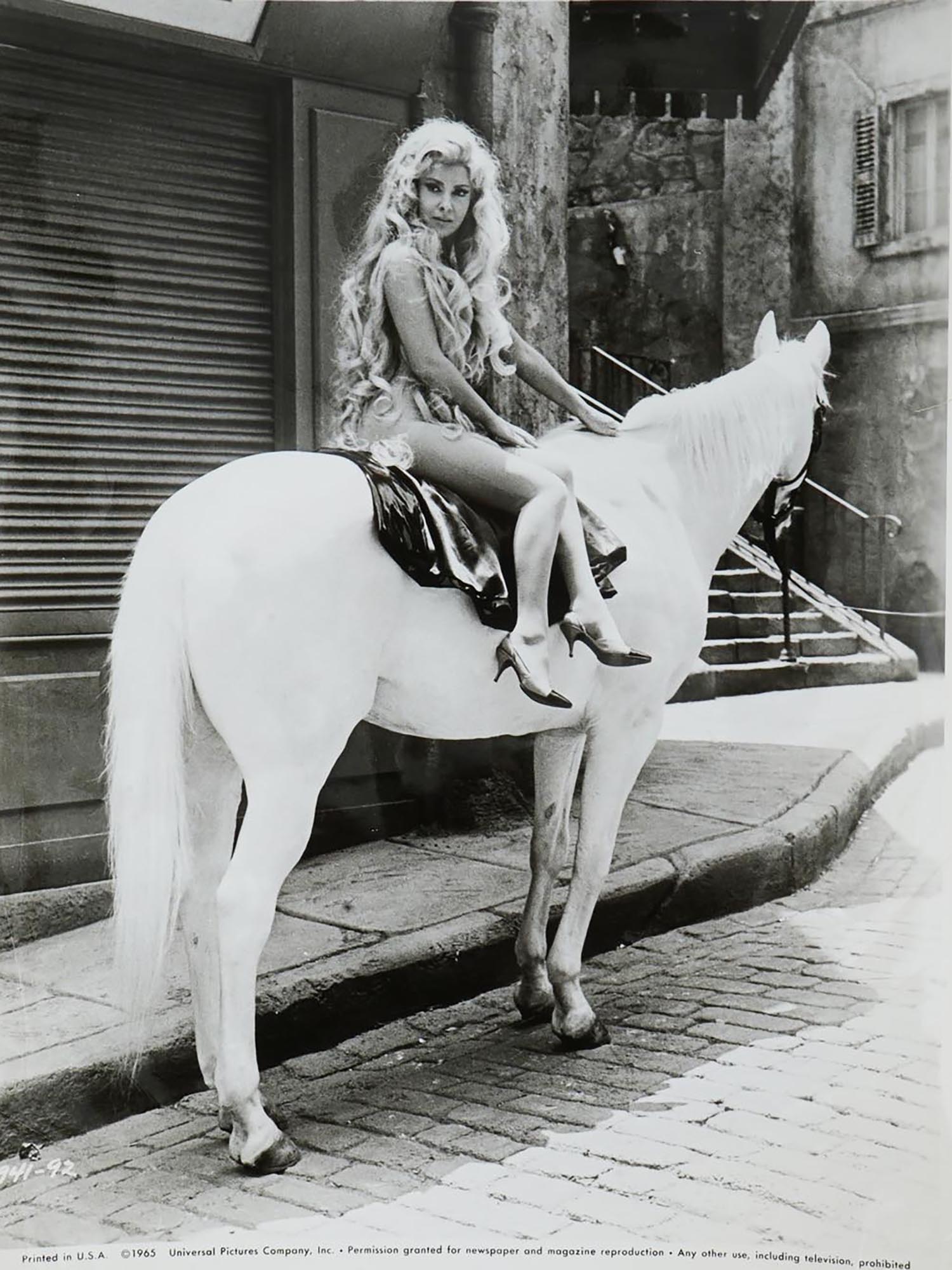 1965 PHOTOGRAPH OF GINA LOLLOBRIGIDA ON HORSEBACK PIC-1