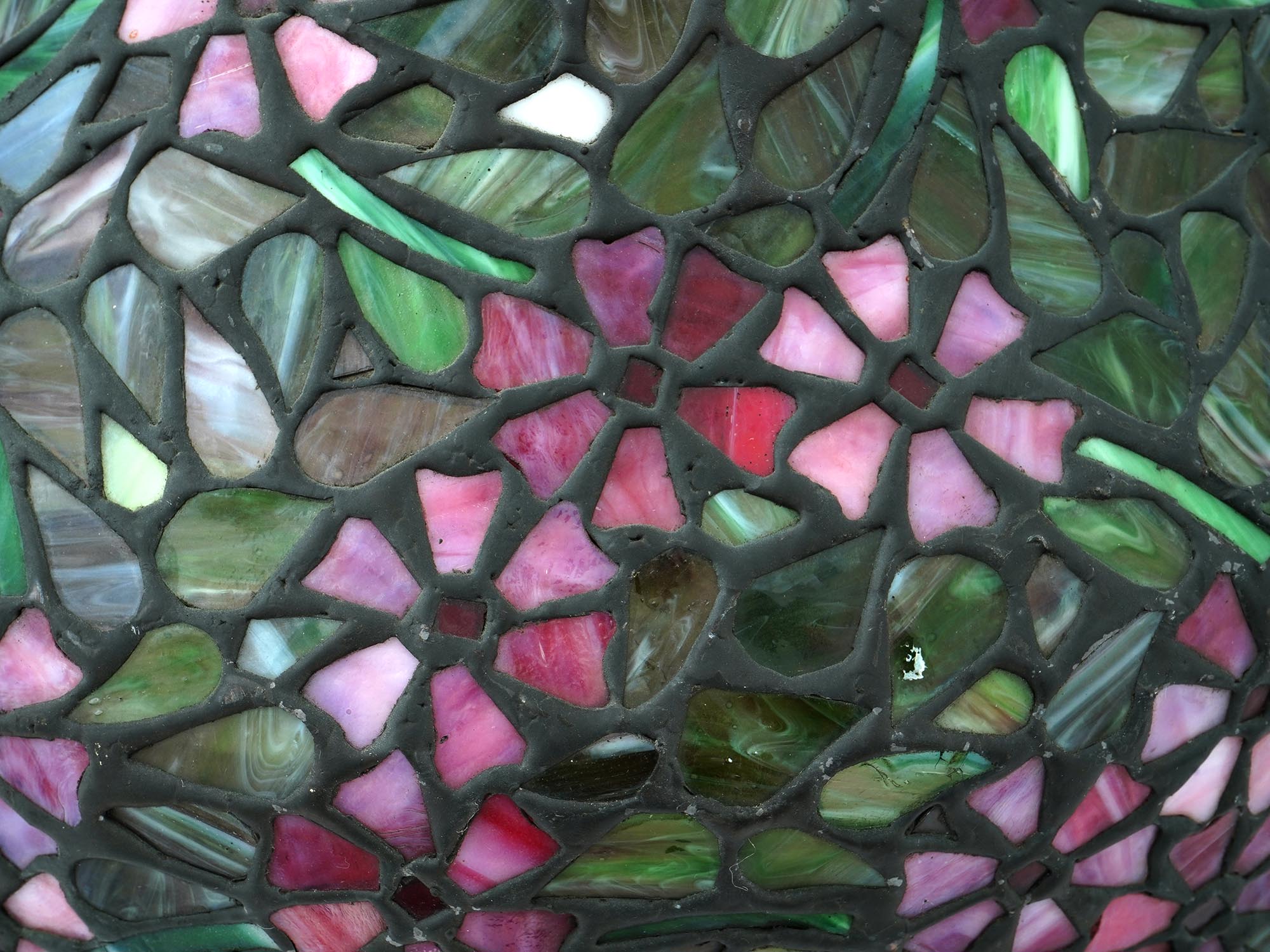 TIFFANY MANNER STAINED GLASS TABLE LAMP SHADE PIC-3