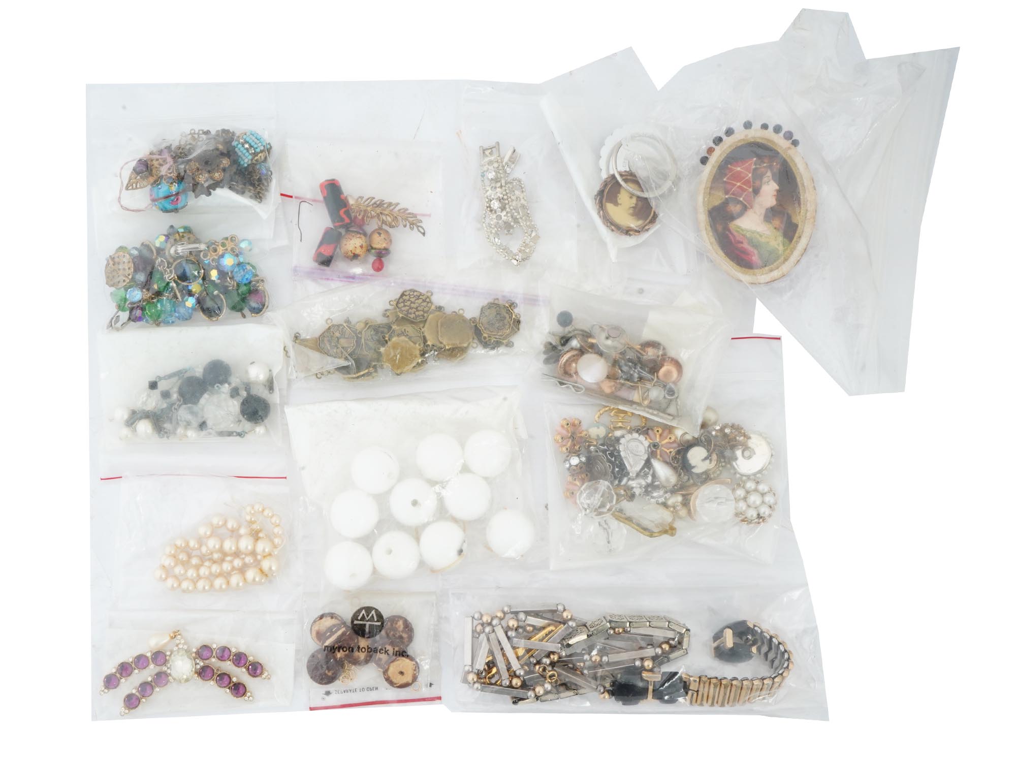 LARGE LOT OF VINTAGE COSTUME JEWELRY PIC-3