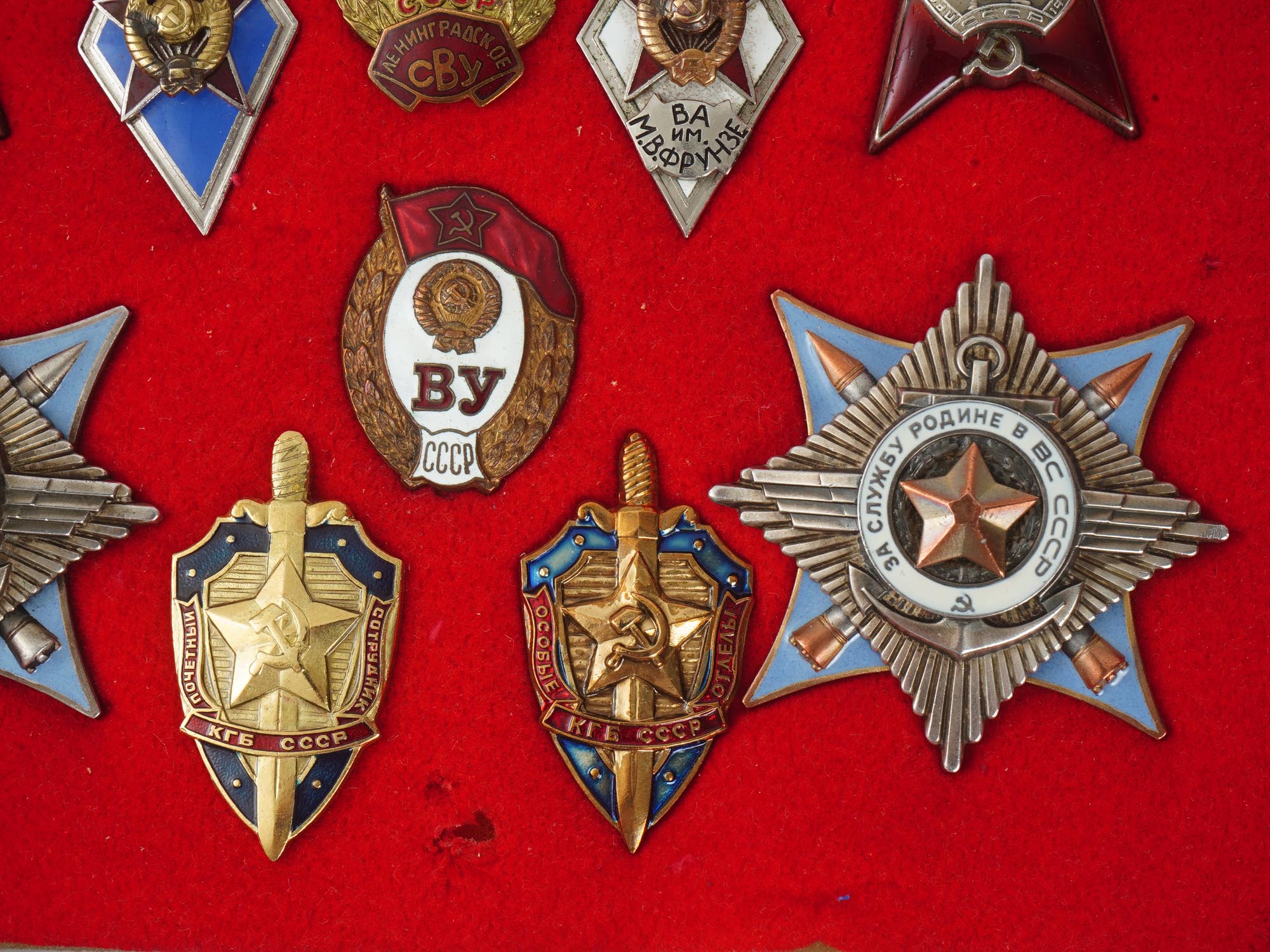 VINTAGE RUSSIAN SOVIET MEDALS AND MILITARY INSIGNIAS PIC-6