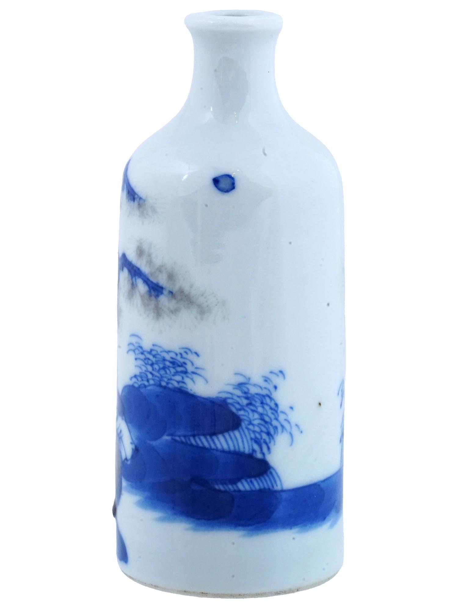 ANTIQUE CHINESE BLUE AND WHITE PORCELAIN SNUFF BOTTLE PIC-2
