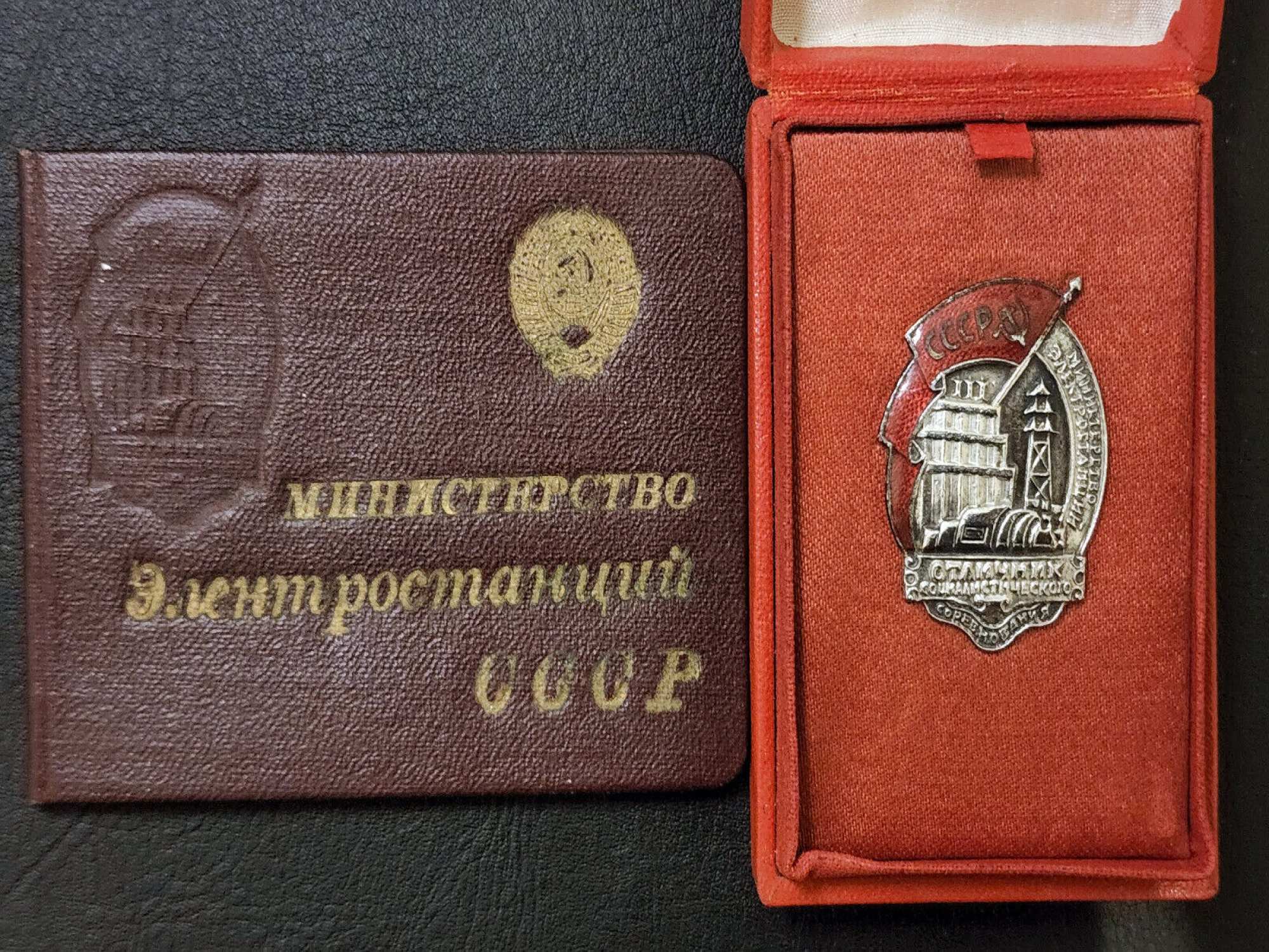 ORDER OF LENIN WITH DOCS RARE BADGES IN GOLD AND PLATINUM PIC-5