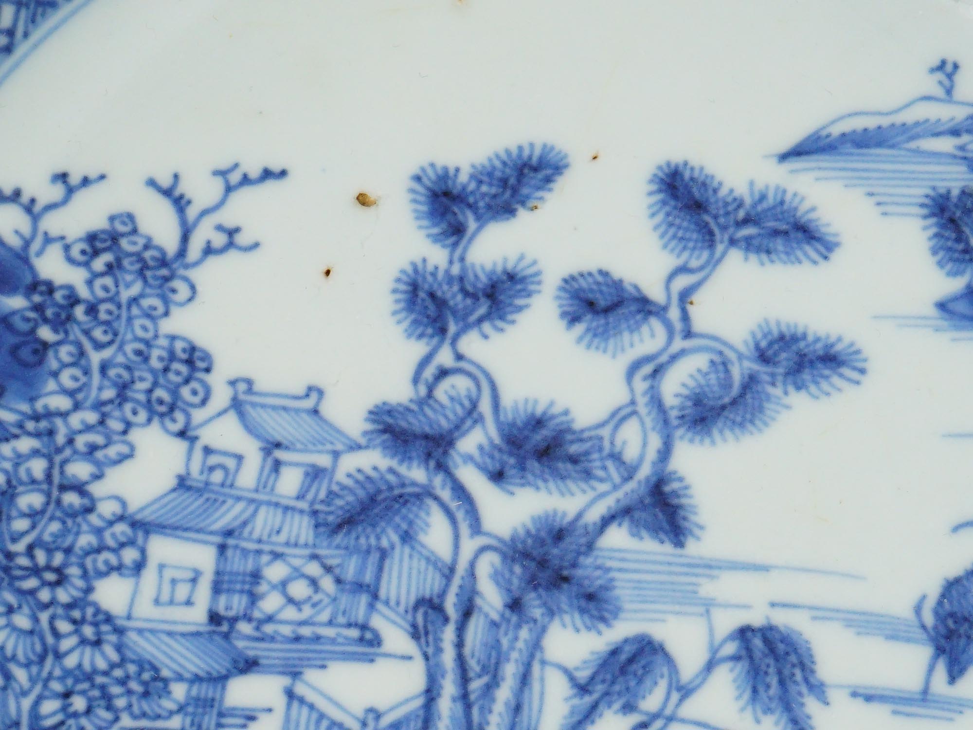 18TH CENTURY CHINESE BLUE AND WHITE PORCELAIN DISH PIC-3