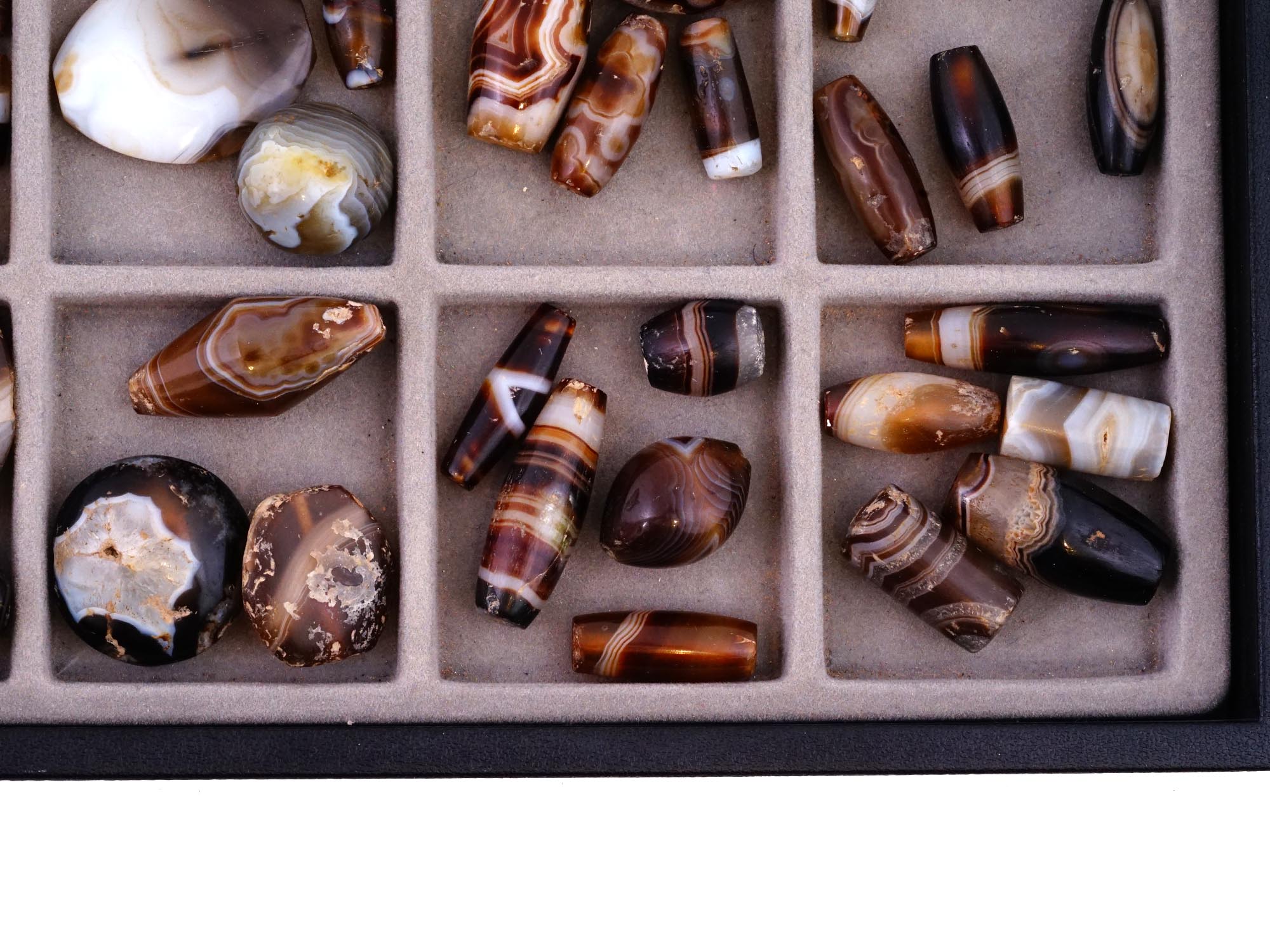 LARGE COLLECTION OF BANDED AGATE BEADS IN TRAY PIC-6