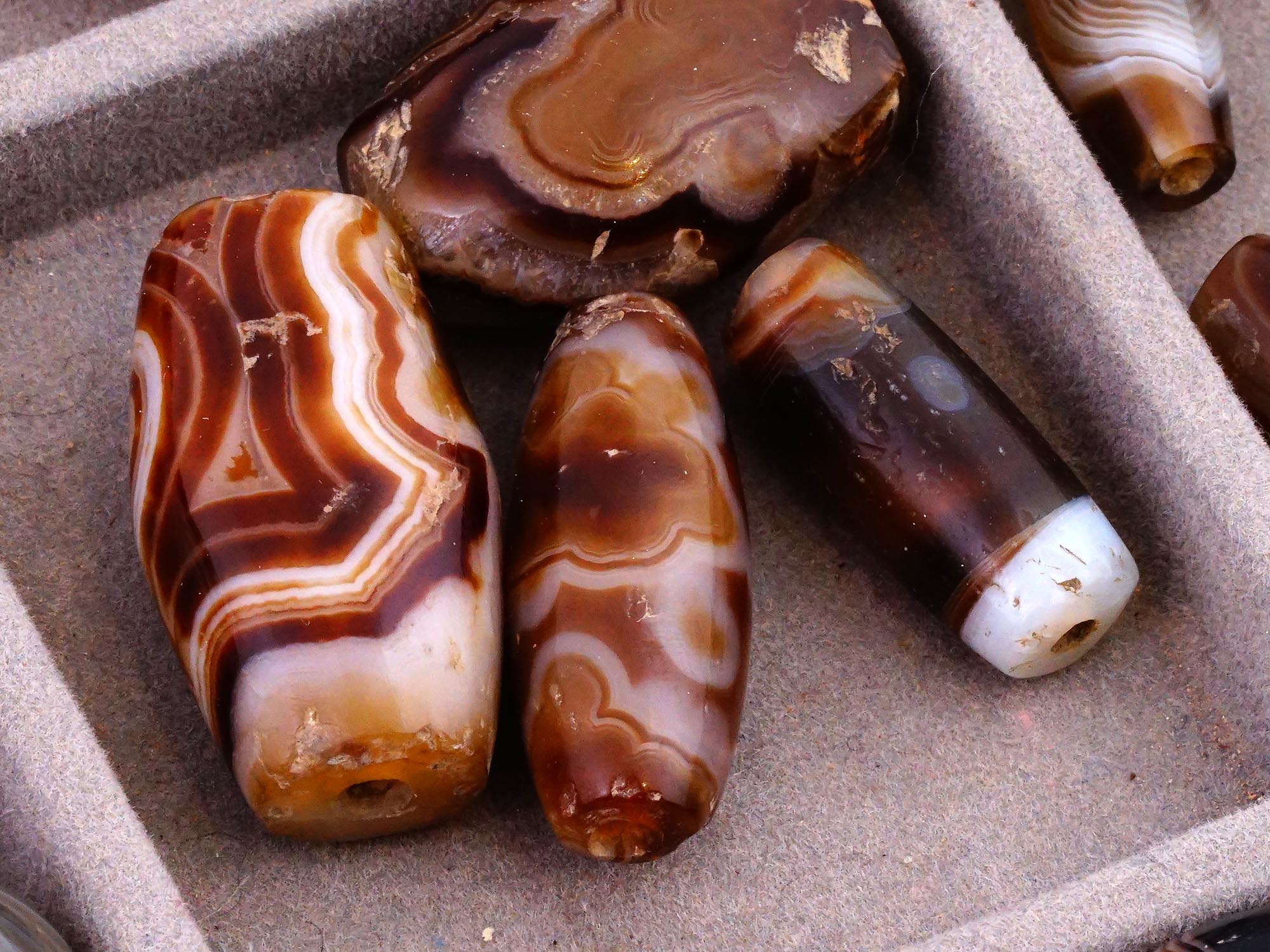 LARGE COLLECTION OF BANDED AGATE BEADS IN TRAY PIC-8