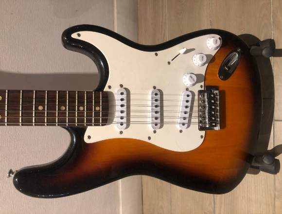 Guitarra Elect. Squier Bullet Strat + Amp Line 6