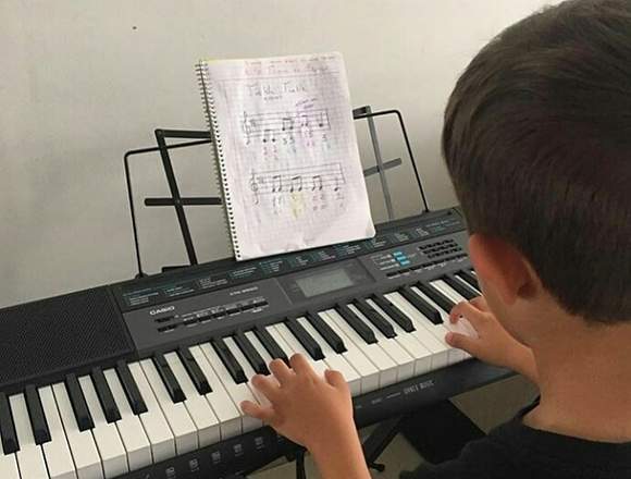 CLASES DE GUITARRA - PIANO PERSONALIZADAS