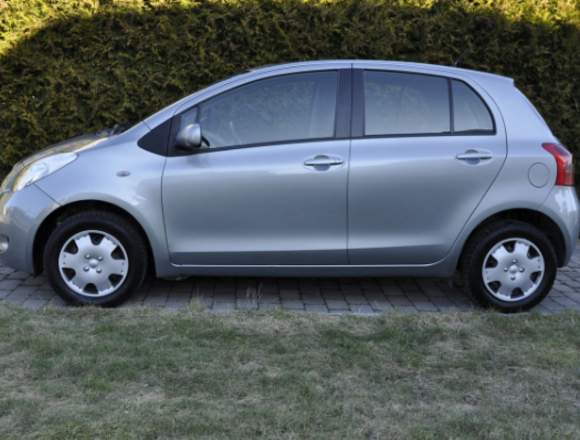  Toyota Yaris color gris