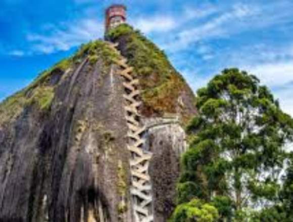 Conoce la piedra del peñon y la laguna de guatape