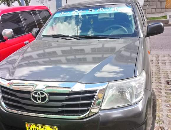 VENDO CAMIONETA TOYOTA HILUX AÑO 2015